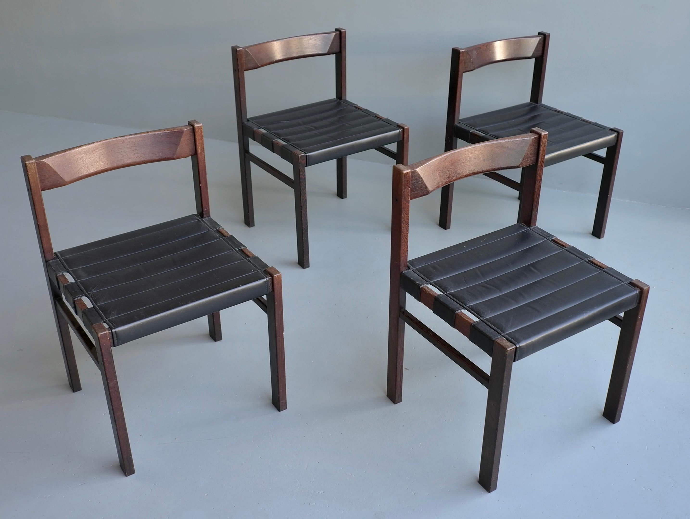 Mid-Century Modern Ensemble de quatre chaises « Brésiliennes » du milieu du siècle en cuir noir et bois de wengé foncé en vente