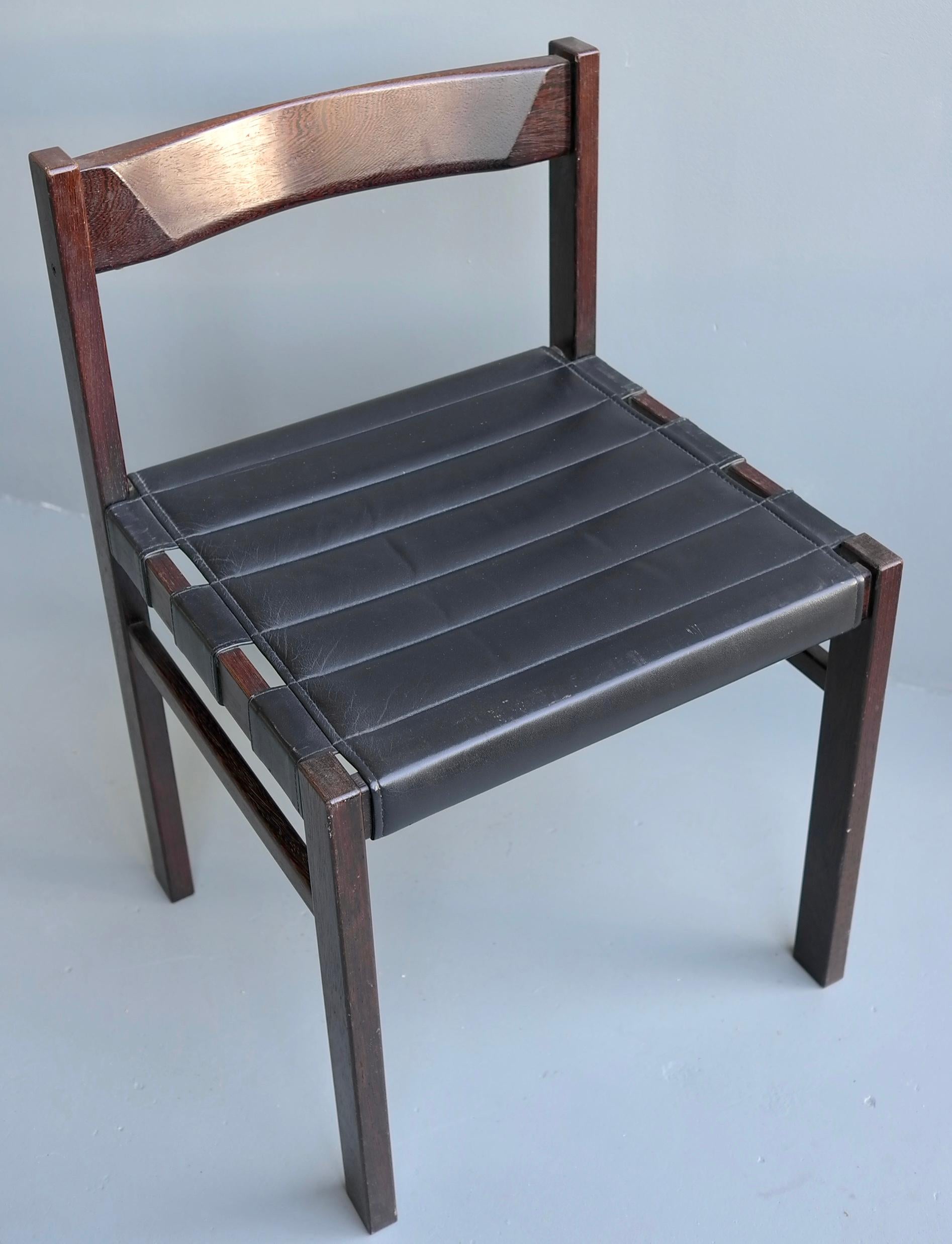 Ensemble de quatre chaises « Brésiliennes » du milieu du siècle en cuir noir et bois de wengé foncé Bon état - En vente à Den Haag, NL