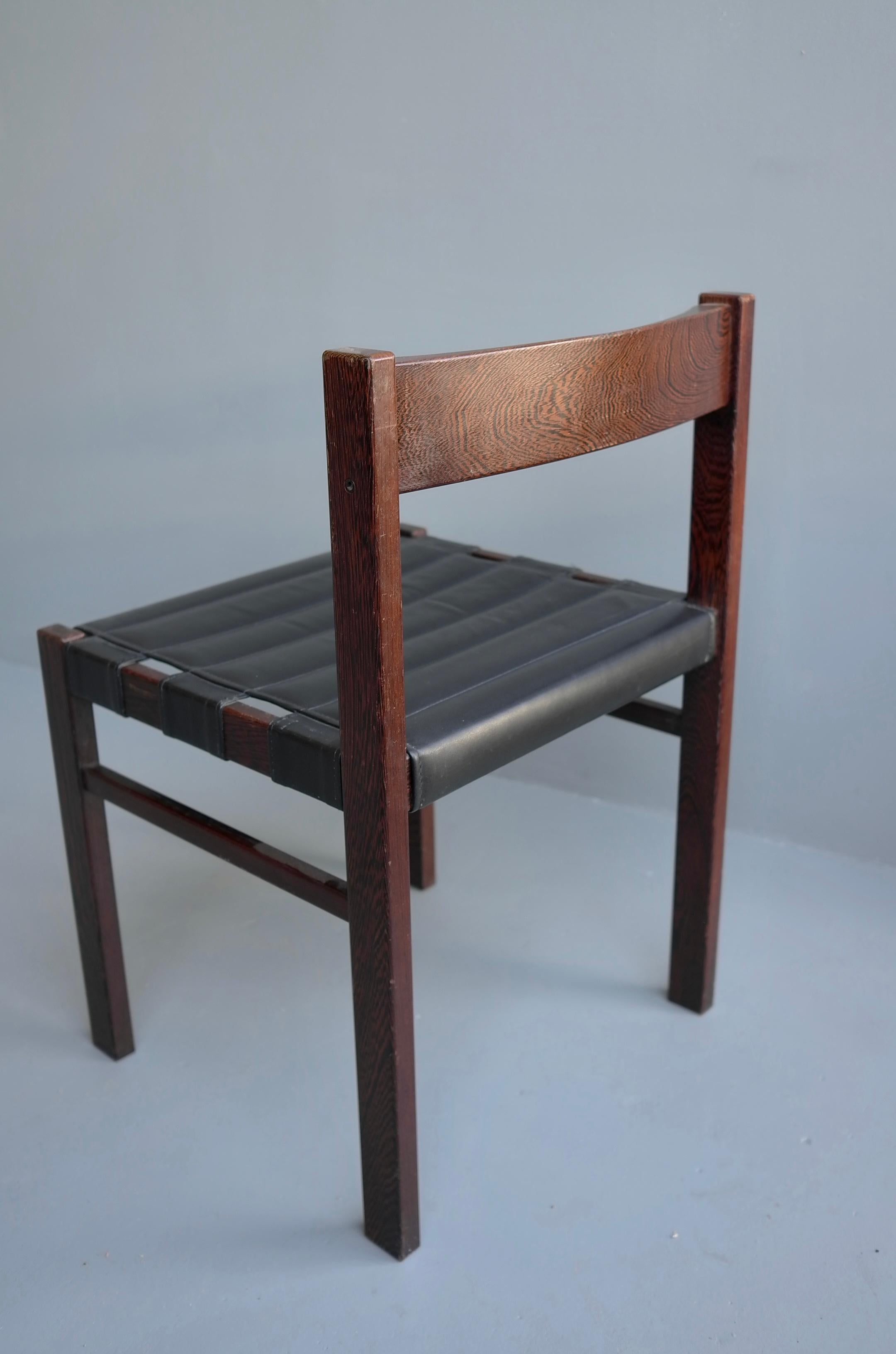 Wengé Ensemble de quatre chaises « Brésiliennes » du milieu du siècle en cuir noir et bois de wengé foncé en vente