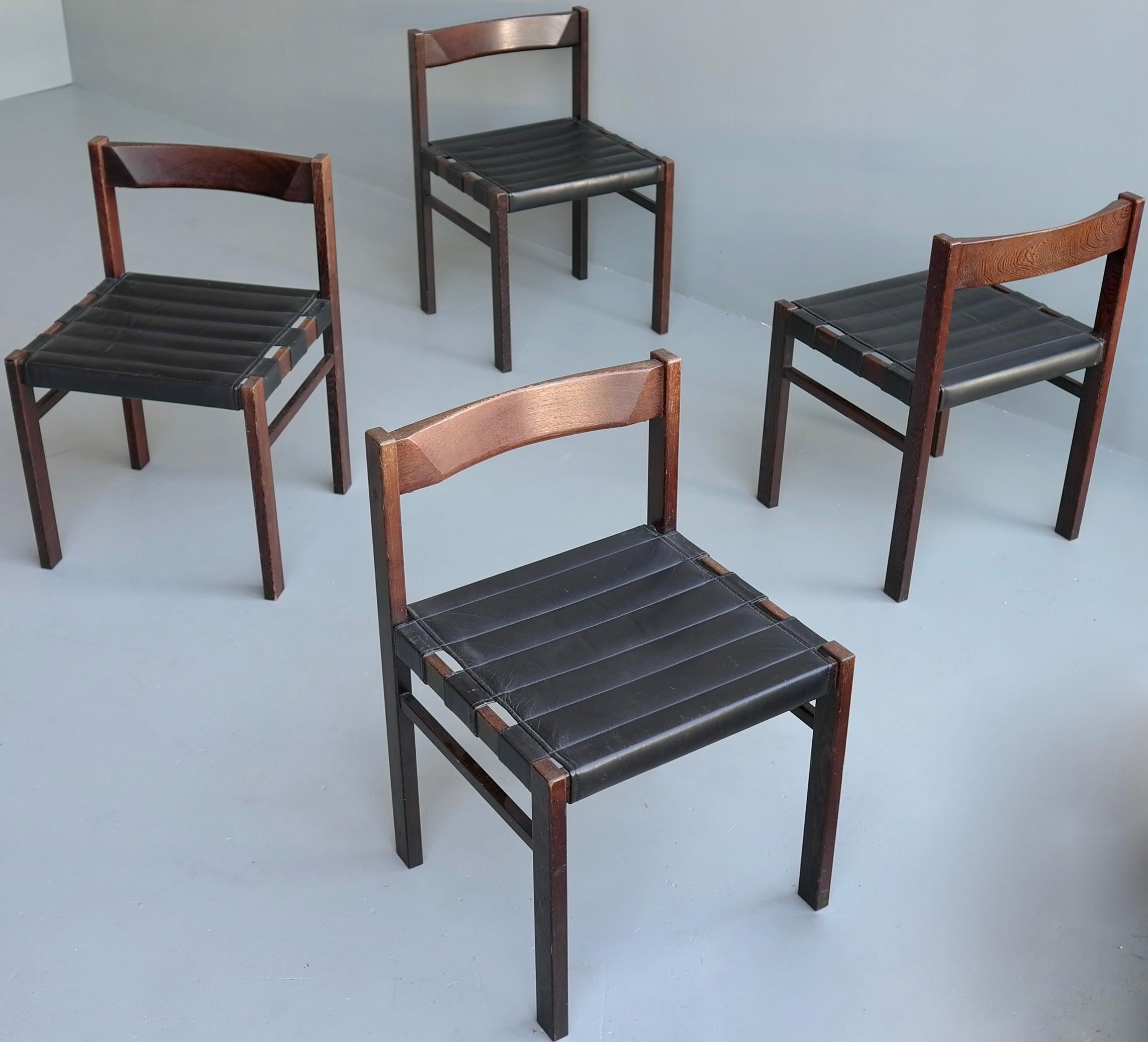Ensemble de quatre chaises « Brésiliennes » du milieu du siècle en cuir noir et bois de wengé foncé en vente 1