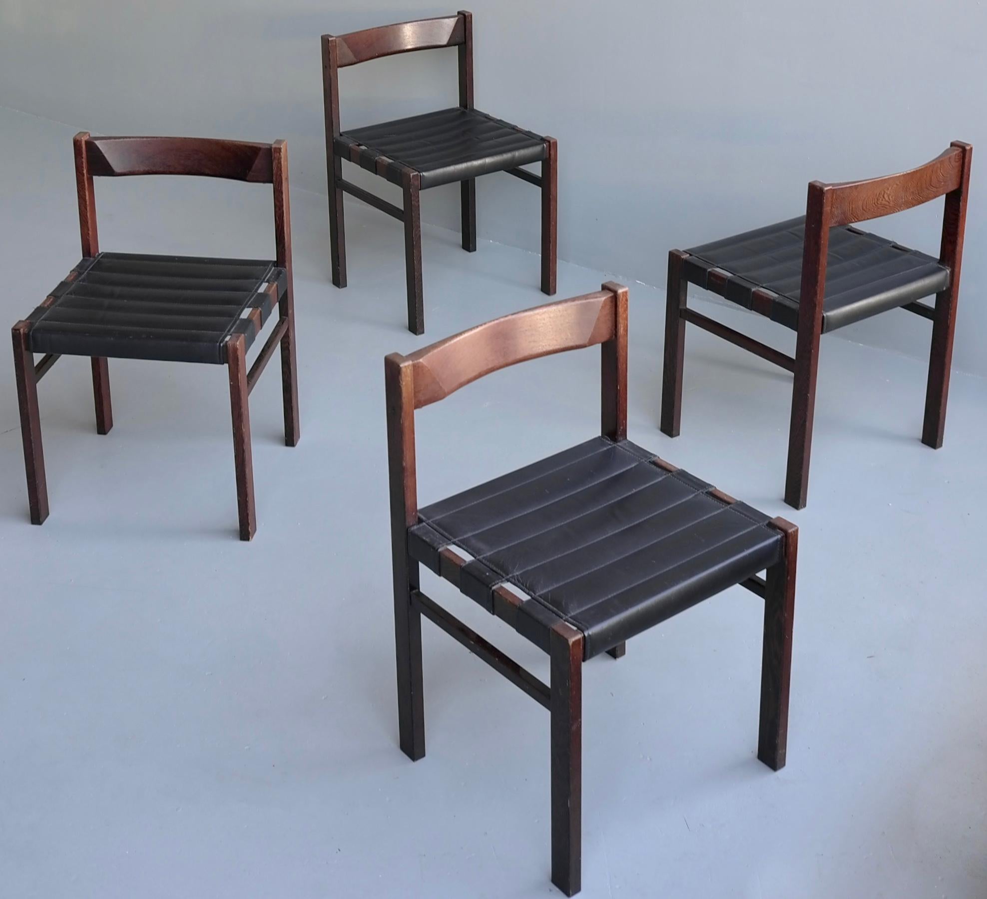 Ensemble de quatre chaises « Brésiliennes » du milieu du siècle en cuir noir et bois de wengé foncé en vente 2