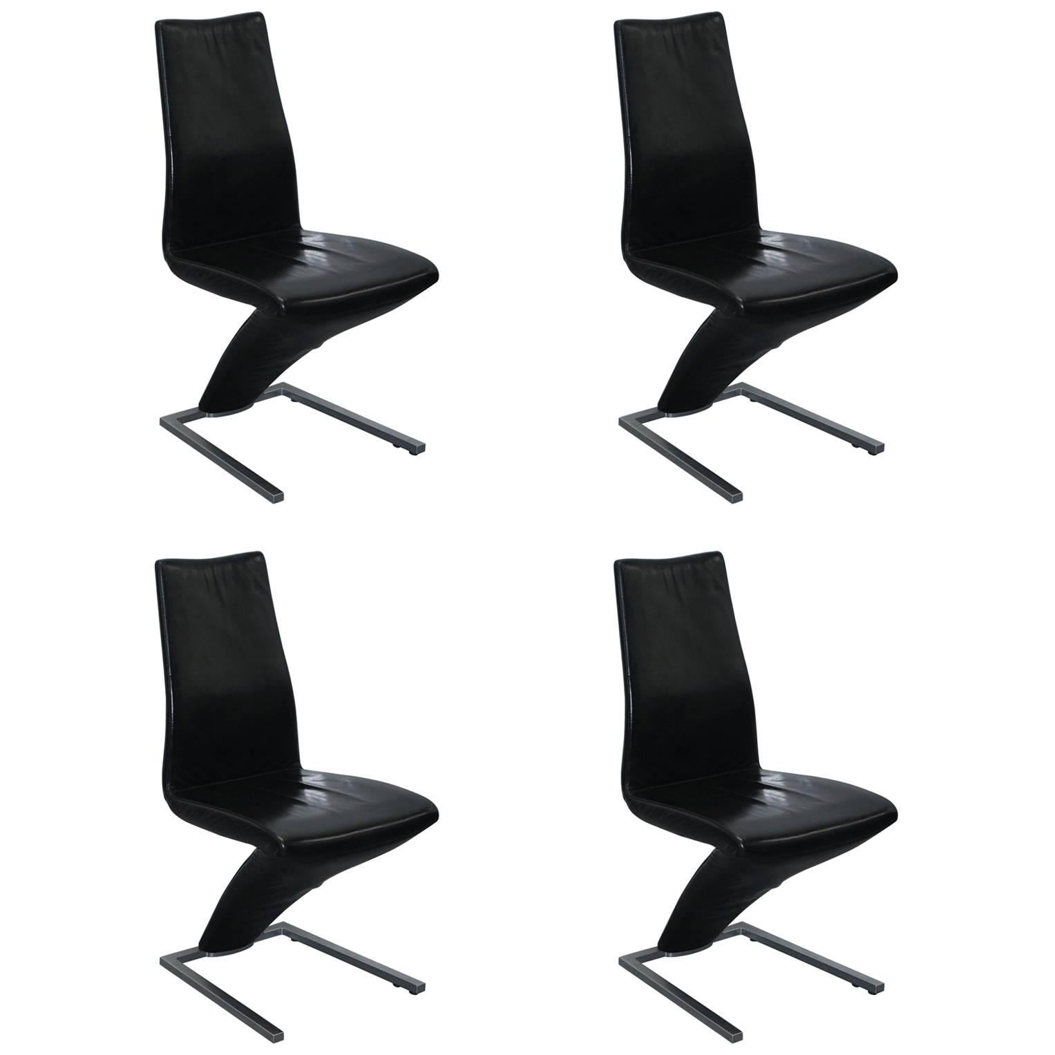 Satz von vier schwarzen Leder Rolf Benz 7800 Esszimmerstühle Iconic Design
