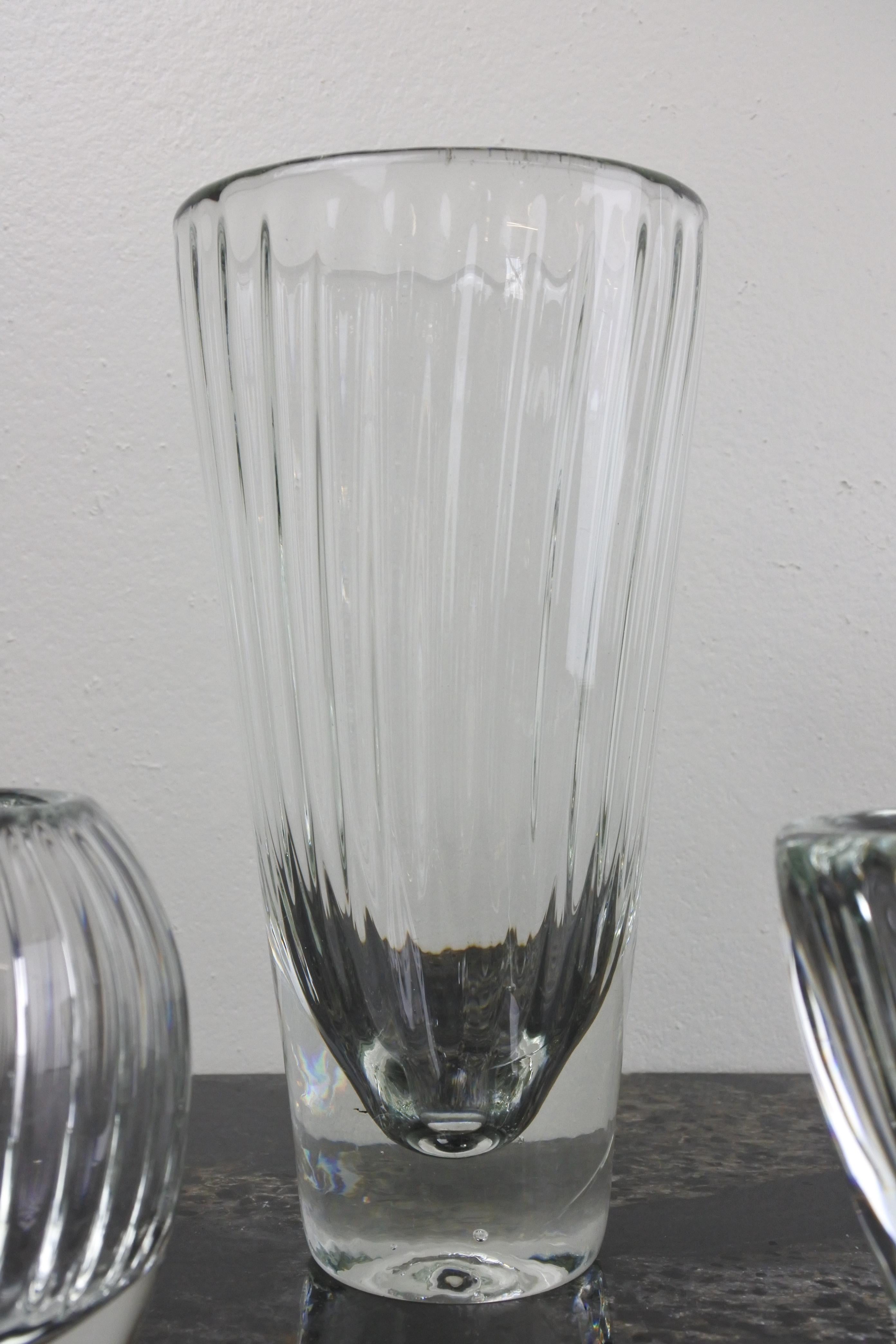 Ensemble de quatre vases en verre d'art soufflé de Karhula-Iittala.
Série Löytö.
Conçu et fabriqué en Finlande en 1959.
Hauteurs : 17.5 cm, 14 cm, 8,5 cm et 8 cm

Littérature : Catalogues Iittala de l'époque.