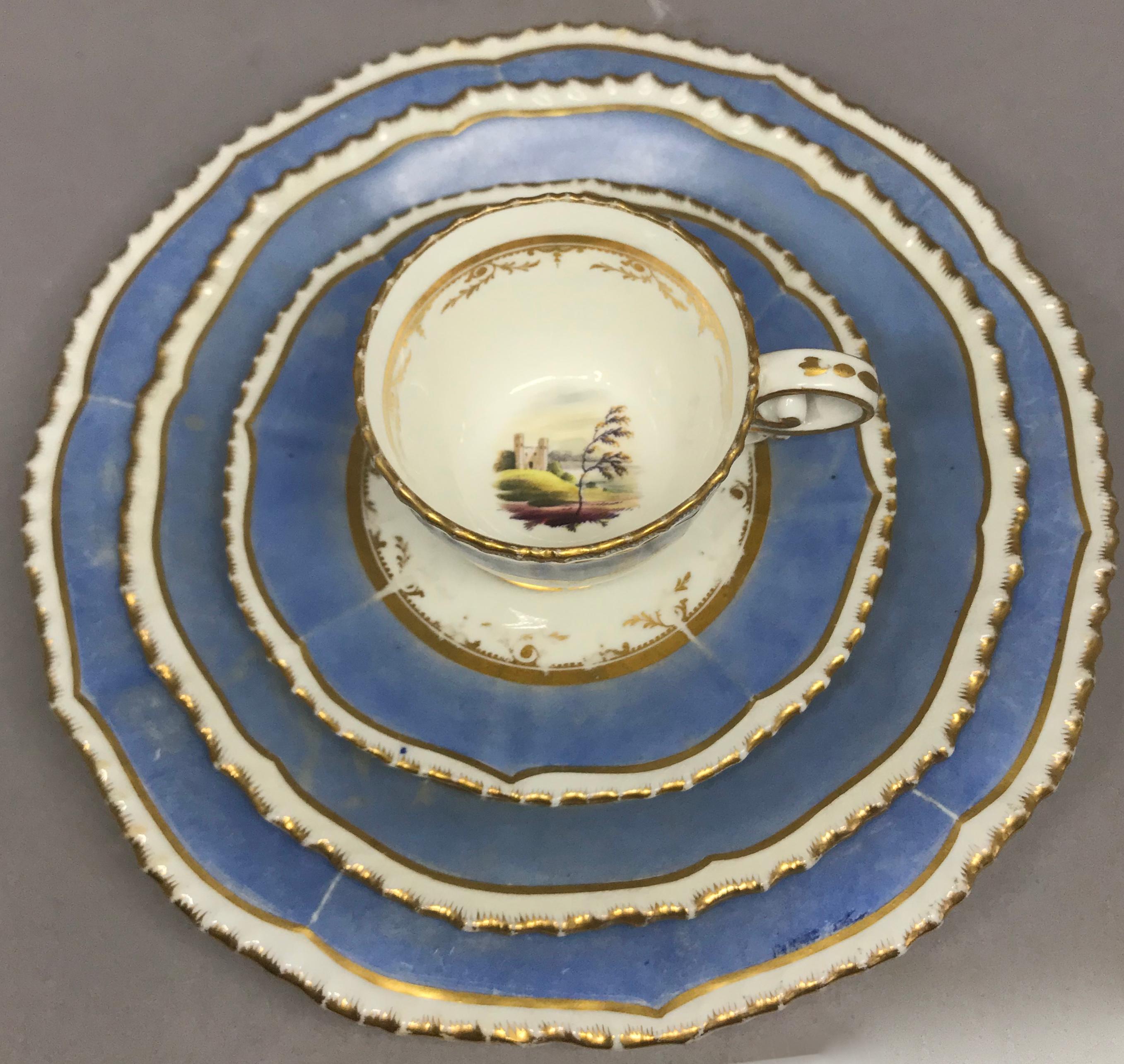 Ensemble de quatre tasses à café peintes en bleu et doré représentant des scènes anglaises Bon état - En vente à New York, NY