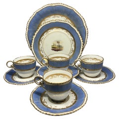 Ensemble de quatre tasses à café peintes en bleu et doré représentant des scènes anglaises