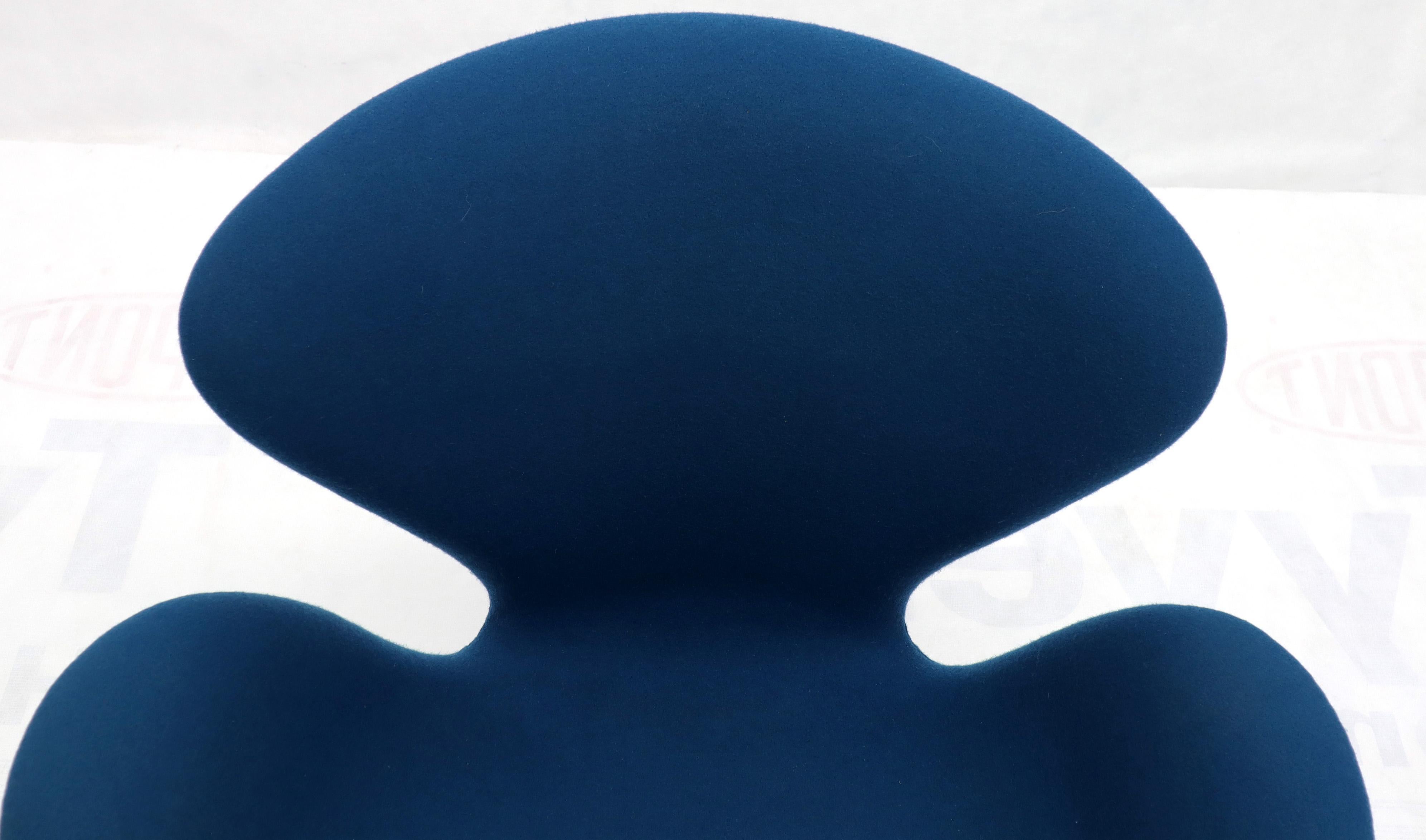Ensemble de quatre chaises cygnes en bois bouilli bleu avec tapisserie Arne Jacobsen Fritz Hansen en vente 2