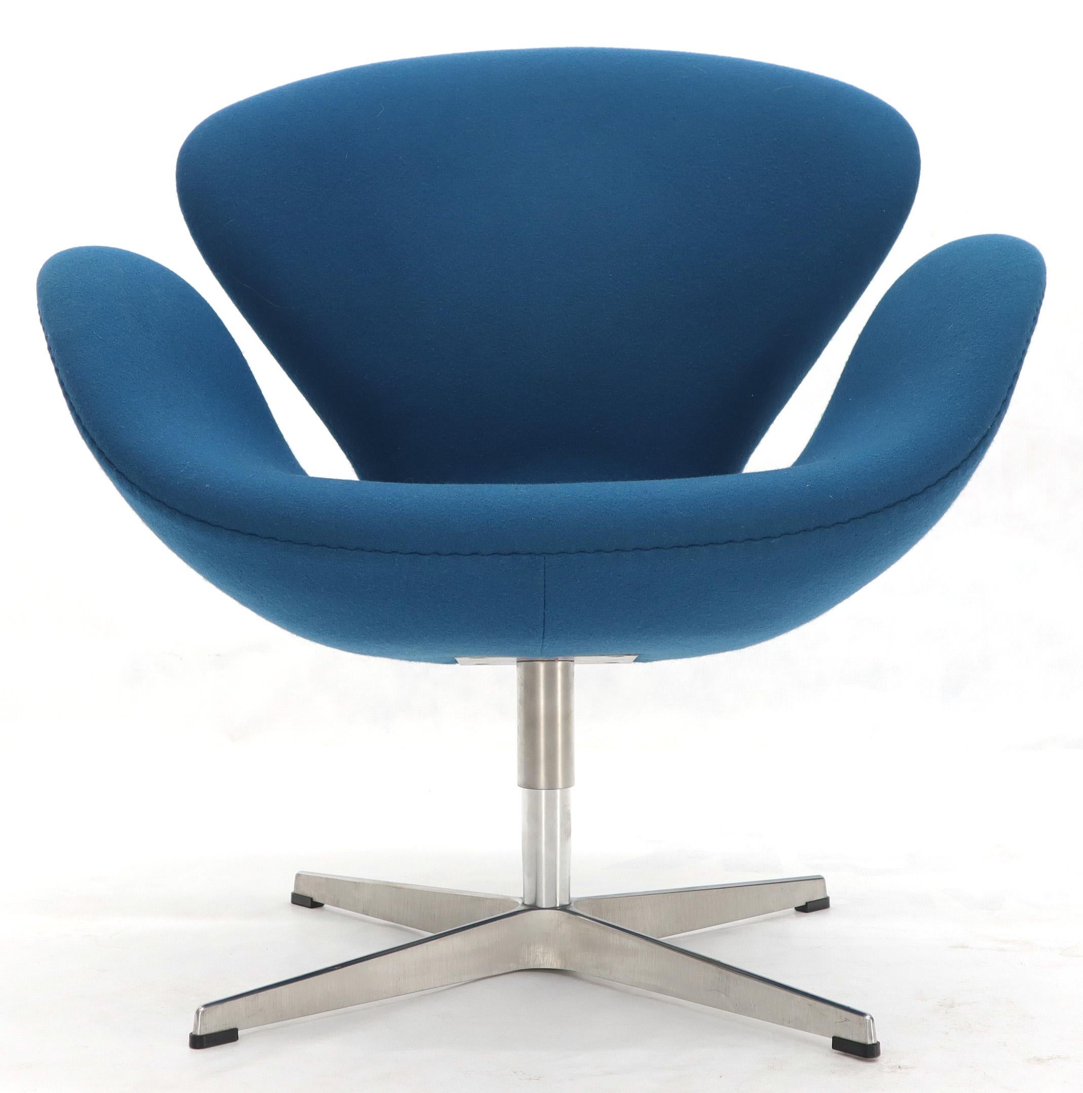 Satz von vier blauen geschliffenen Holzpolsterstühlen mit Schwanen, Arne Jacobsen Fritz Hansen im Angebot 3