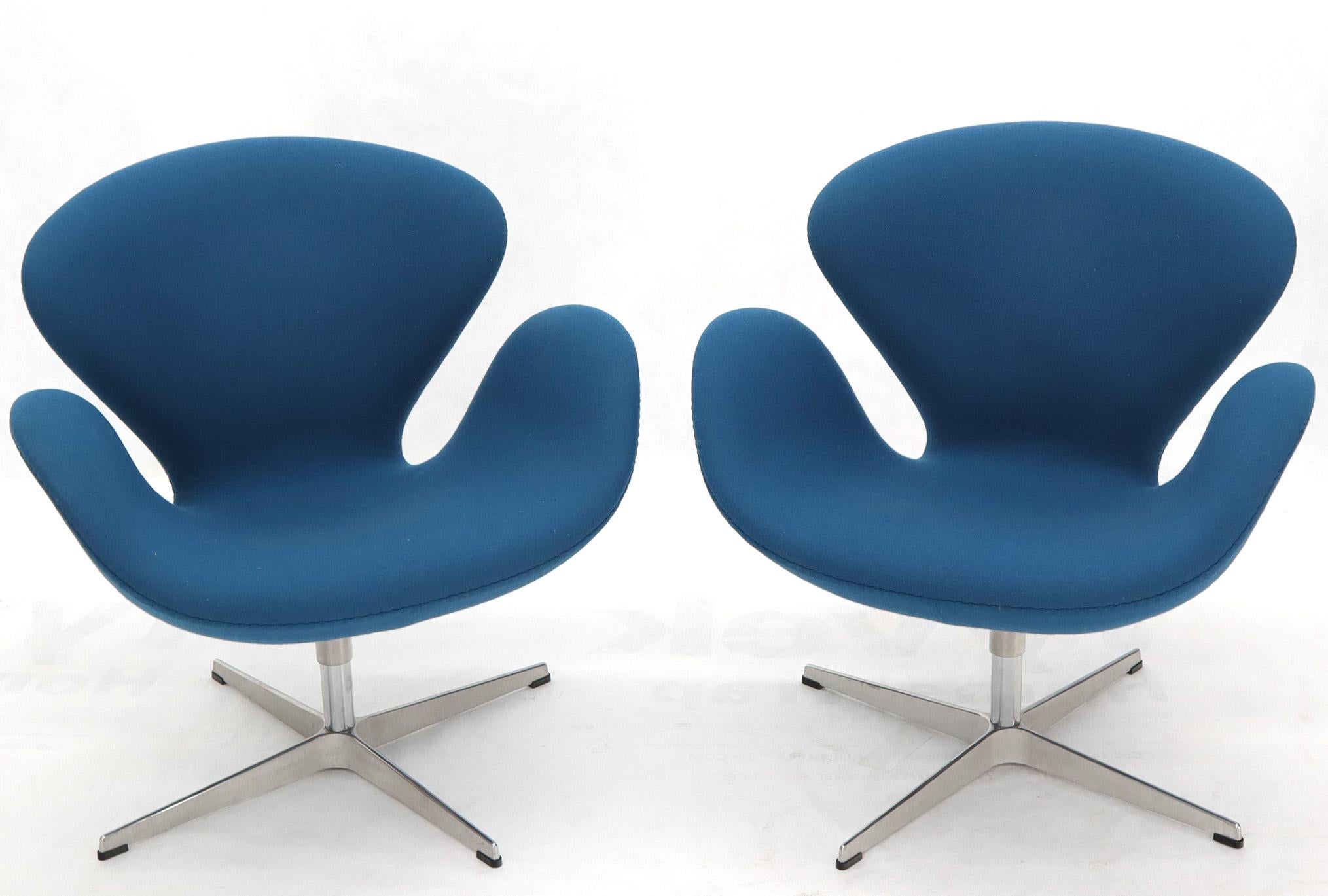 Satz von vier blauen geschliffenen Holzpolsterstühlen mit Schwanen, Arne Jacobsen Fritz Hansen (Moderne der Mitte des Jahrhunderts) im Angebot