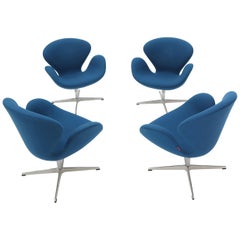 Set di quattro sedie a cigno con tappezzeria in Wood cotto blu Arne Jacobsen Fritz Hansen