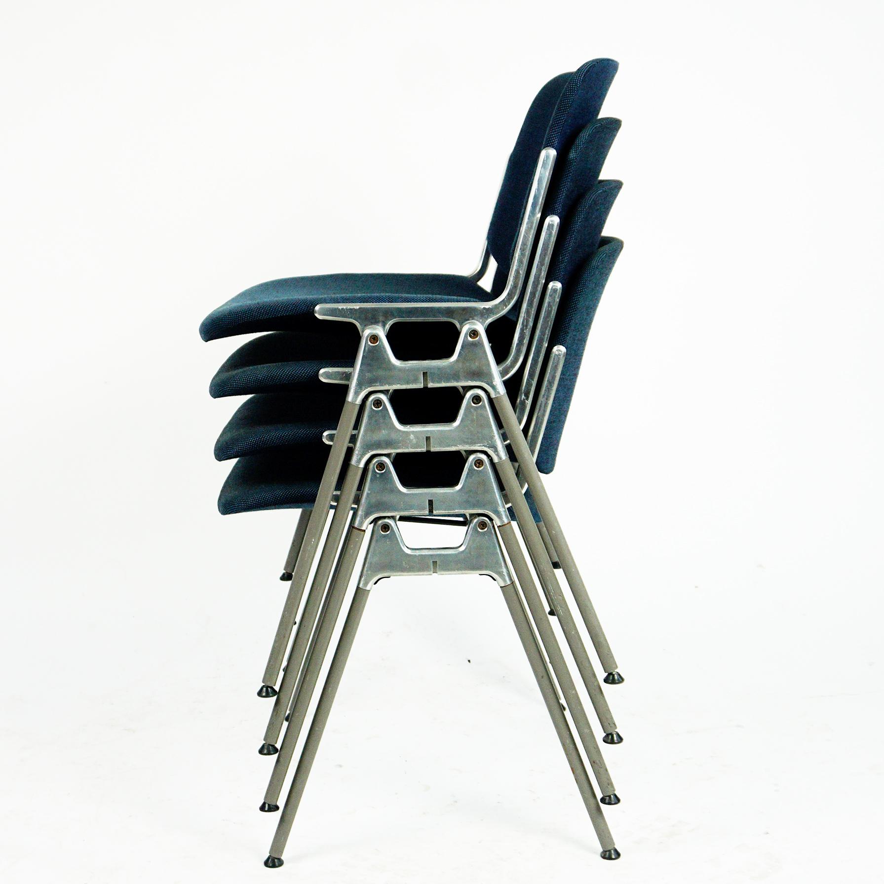 Satz von vier ikonischen italienischen modernen DSC 106 Stapelstühlen, entworfen 1965 von Giancarlo Piretti für Castelli. Diese Garnitur verfügt über mit blauem Stoff bezogene Sitze und Rückenlehnen in sehr schönem Zustand mit nur wenigen