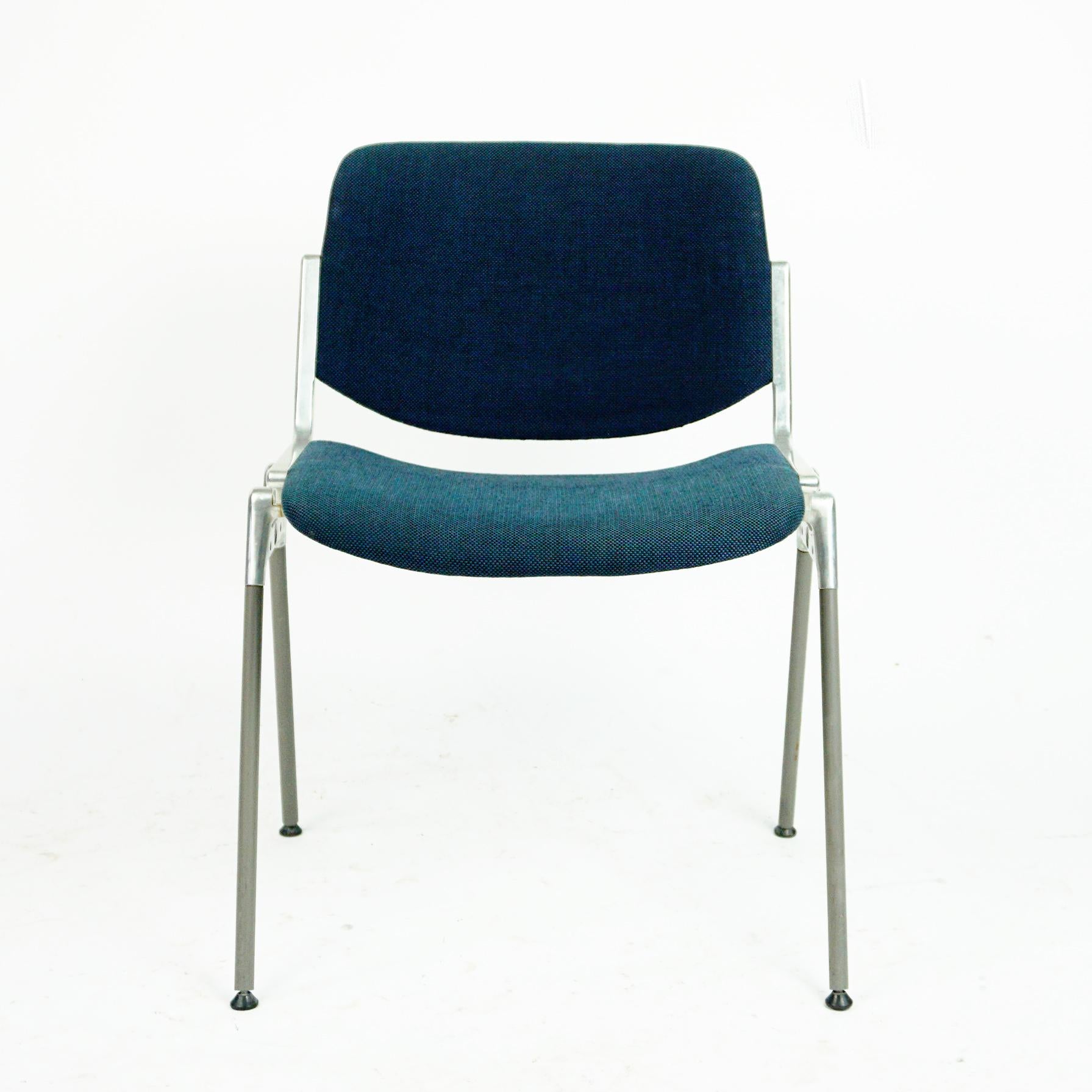 Mid-Century Modern Ensemble de quatre chaises empilables Blue Castelli Dsc 106 de Giancarlo Piretti, Italie