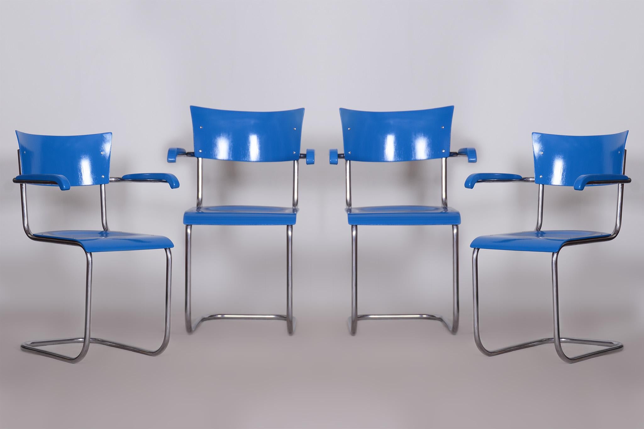 Bauhaus Ensemble de quatre fauteuils en hêtre bleu restaurés de Mart Stam, Allemagne, années 1930 en vente
