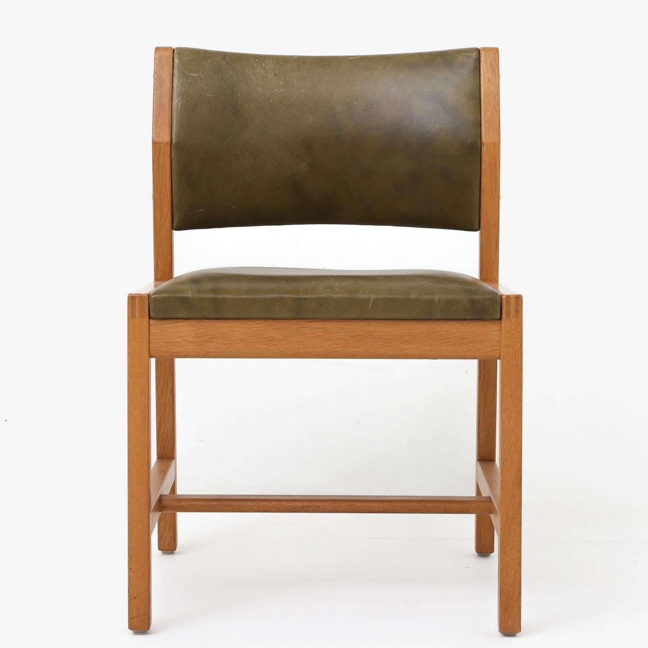 BM 72 - Set of four dining chairs in patinated oak and original green leather. Børge Mogensen / Fredericia Furniture.