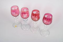 Set aus vier Rotweingläsern aus böhmischem Kristall mit Blumen- und Traubenmotiv.