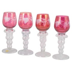 Set aus vier Rotweingläsern aus böhmischem Kristall mit Blumen- und Traubenmotiv.
