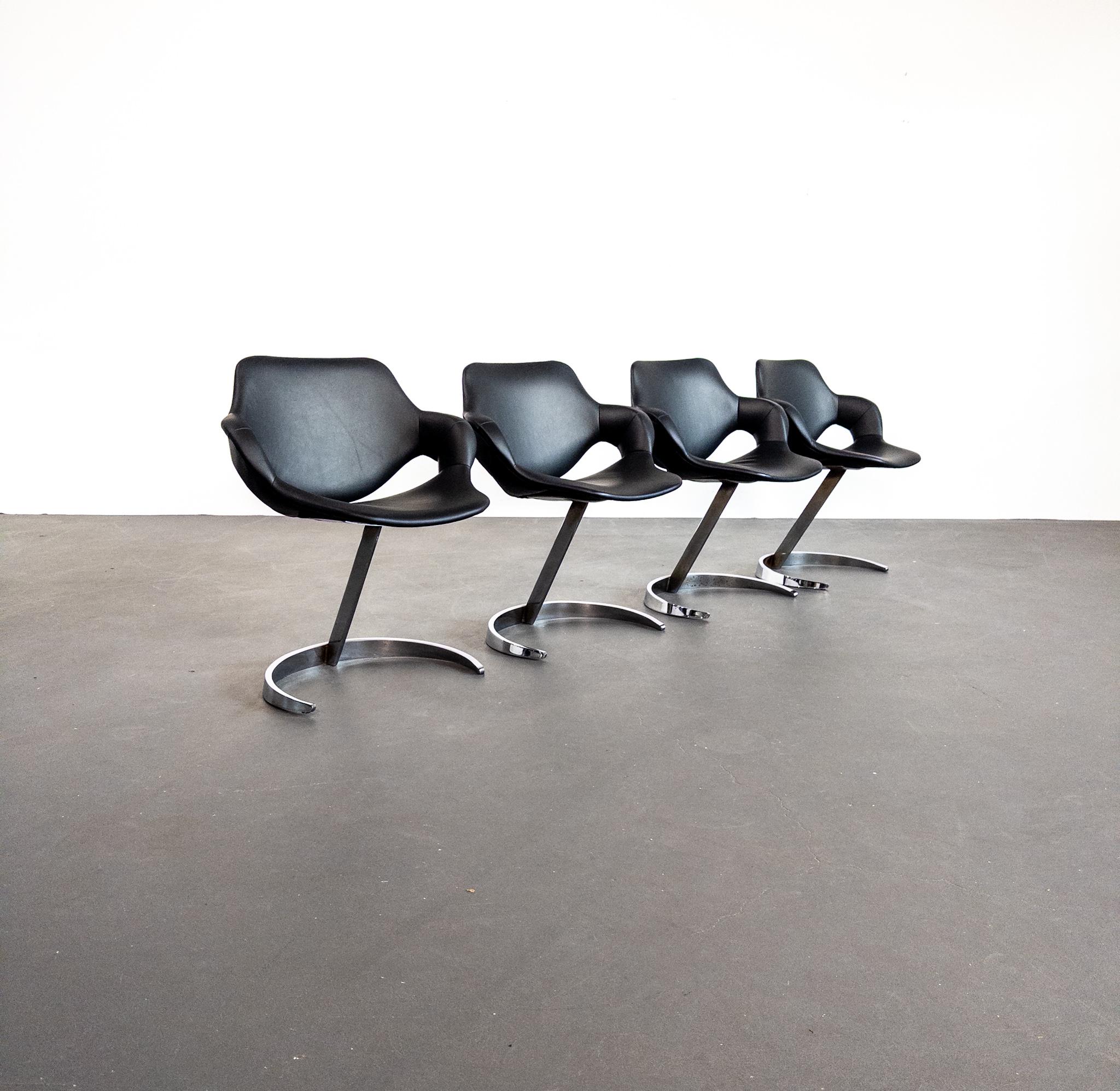 Ein auffälliges und seltenes Set von vier skulpturalen Loungesesseln, entworfen von Boris Tabakoff in den 1970er Jahren. Diese Stühle zeichnen sich durch ein futuristisches und organisches Design mit halbrunden, freitragenden, verchromten Gestellen