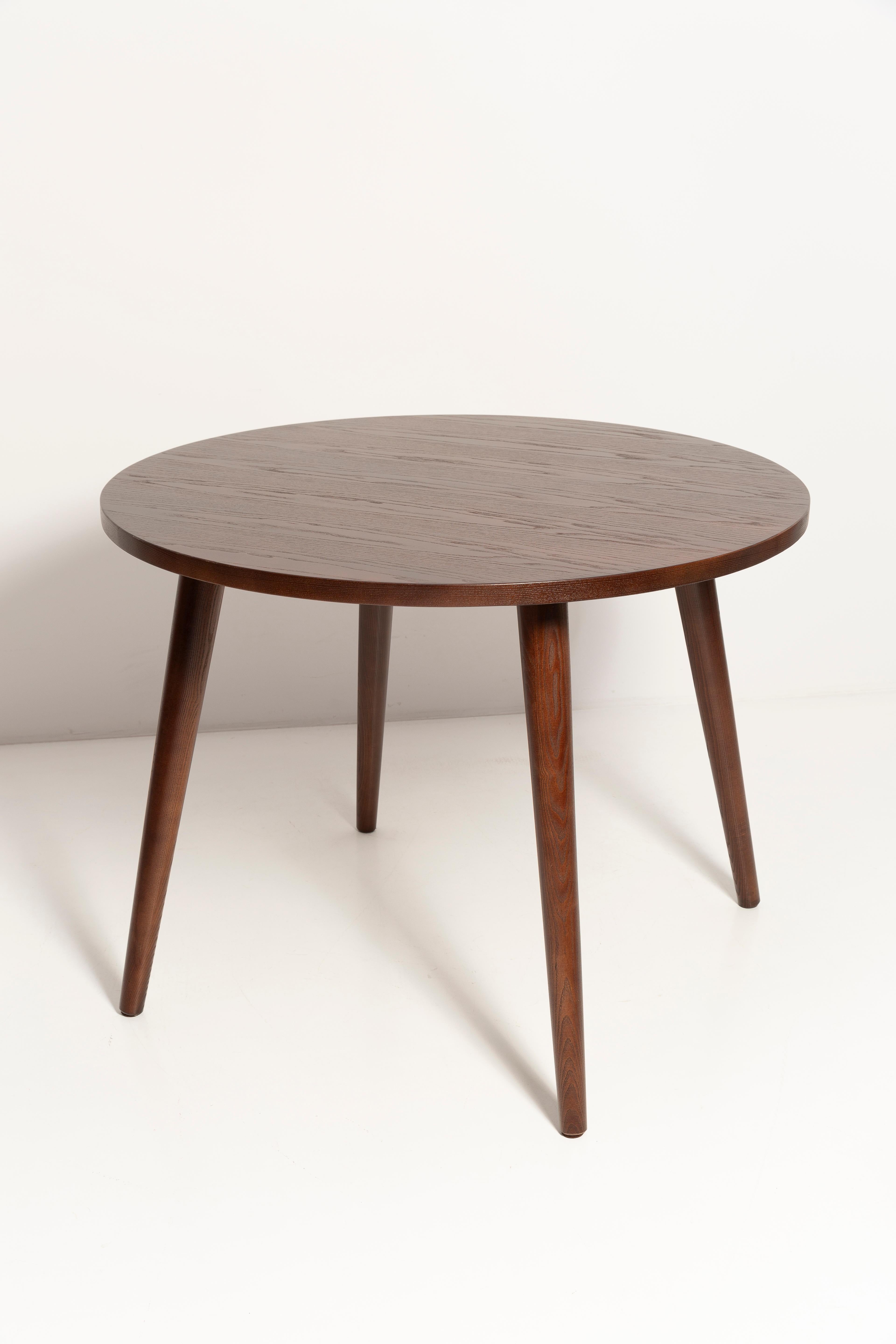 round dining table with club chairs