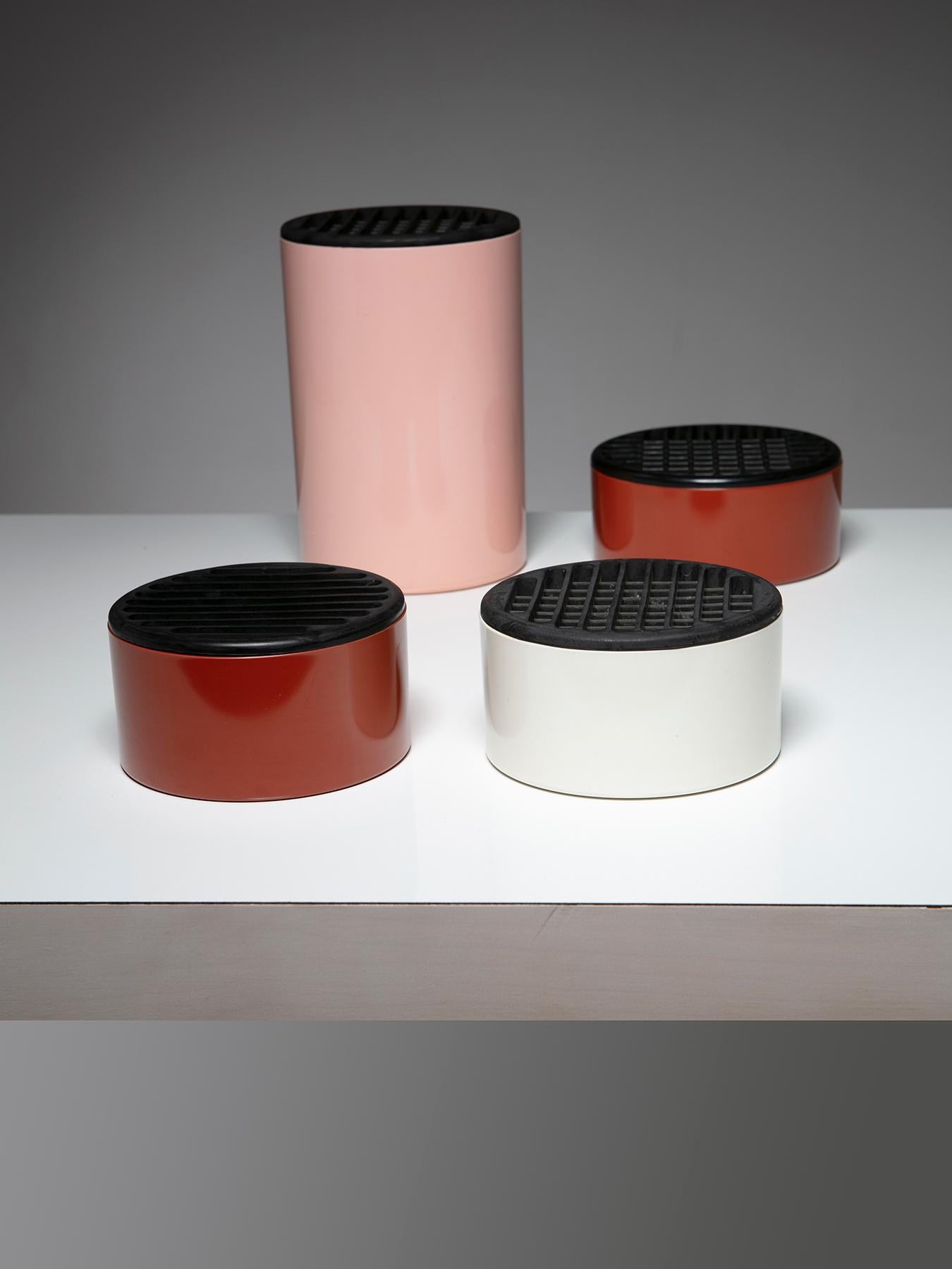 Set of four boxes by Gianfranco Frattini for Progetti.
Versatile elements composed by melamine base and rubber lids.