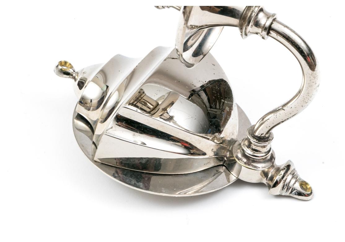 Juego de cuatro apliques con forma de escudo Bradley & Hubbard Regencia de Hollywood en venta