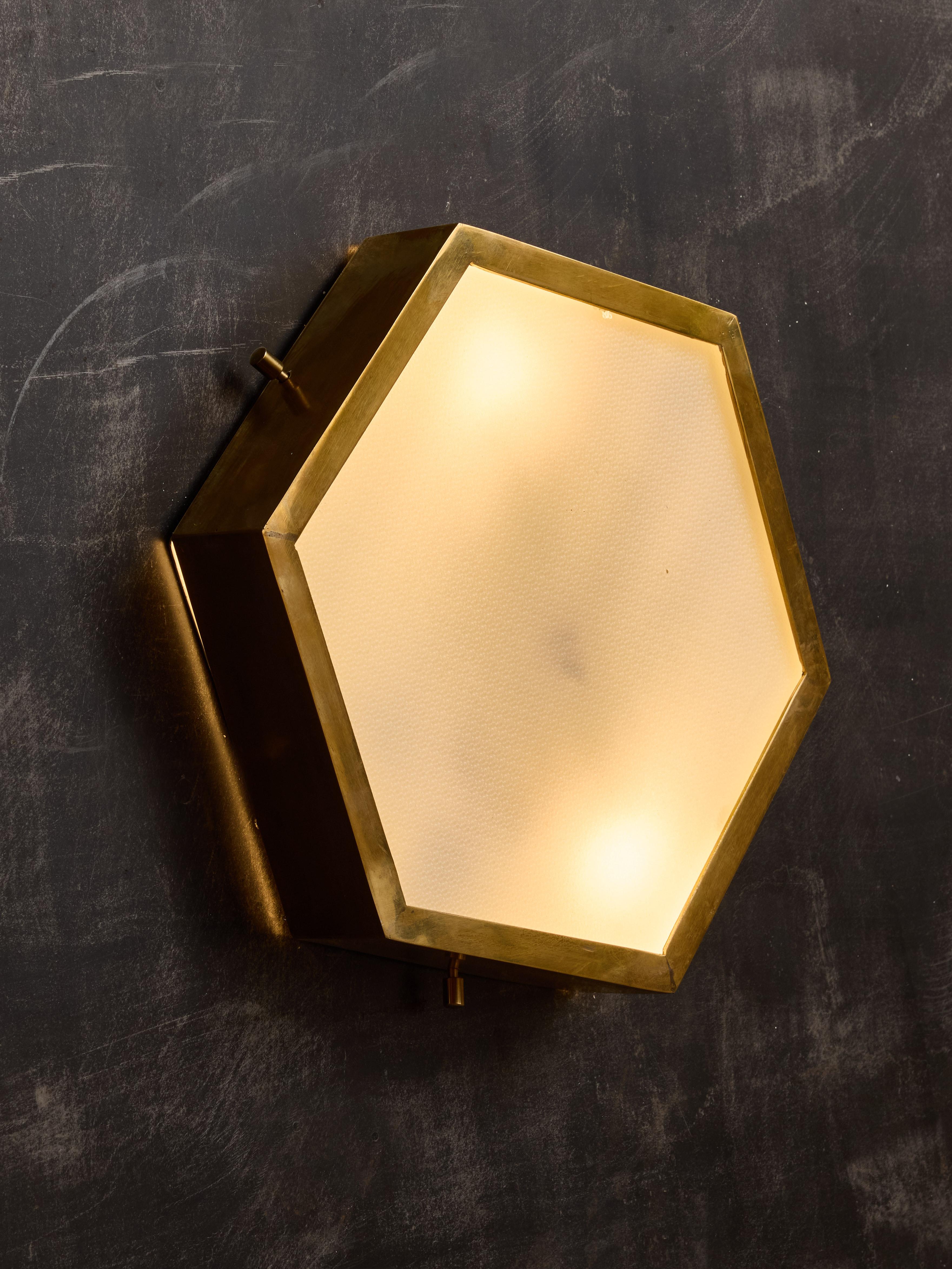 Mid-Century Modern Ensemble de quatre appliques murales hexagonales en laiton et verre dépoli en vente