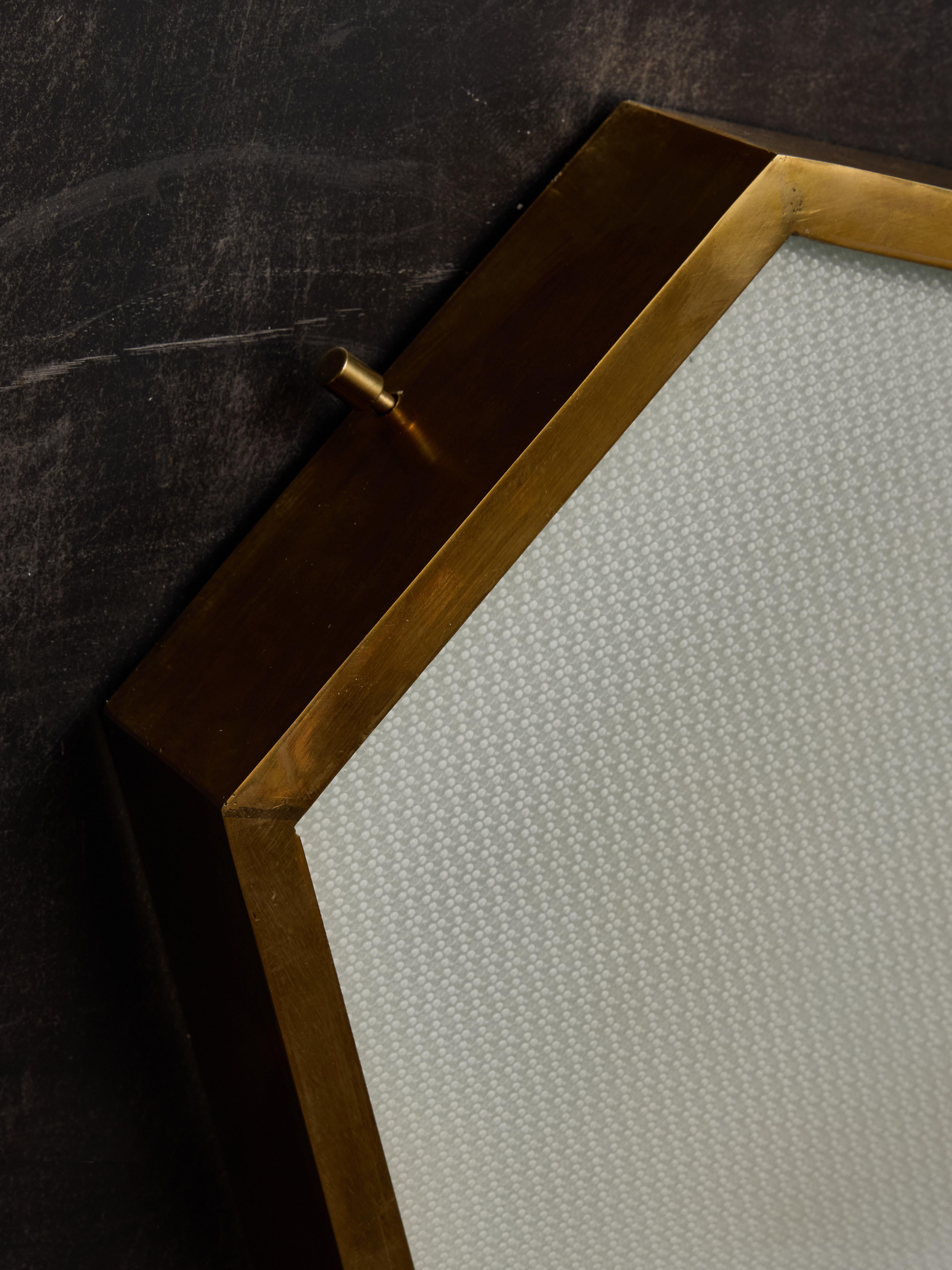 italien Ensemble de quatre appliques murales hexagonales en laiton et verre dépoli en vente