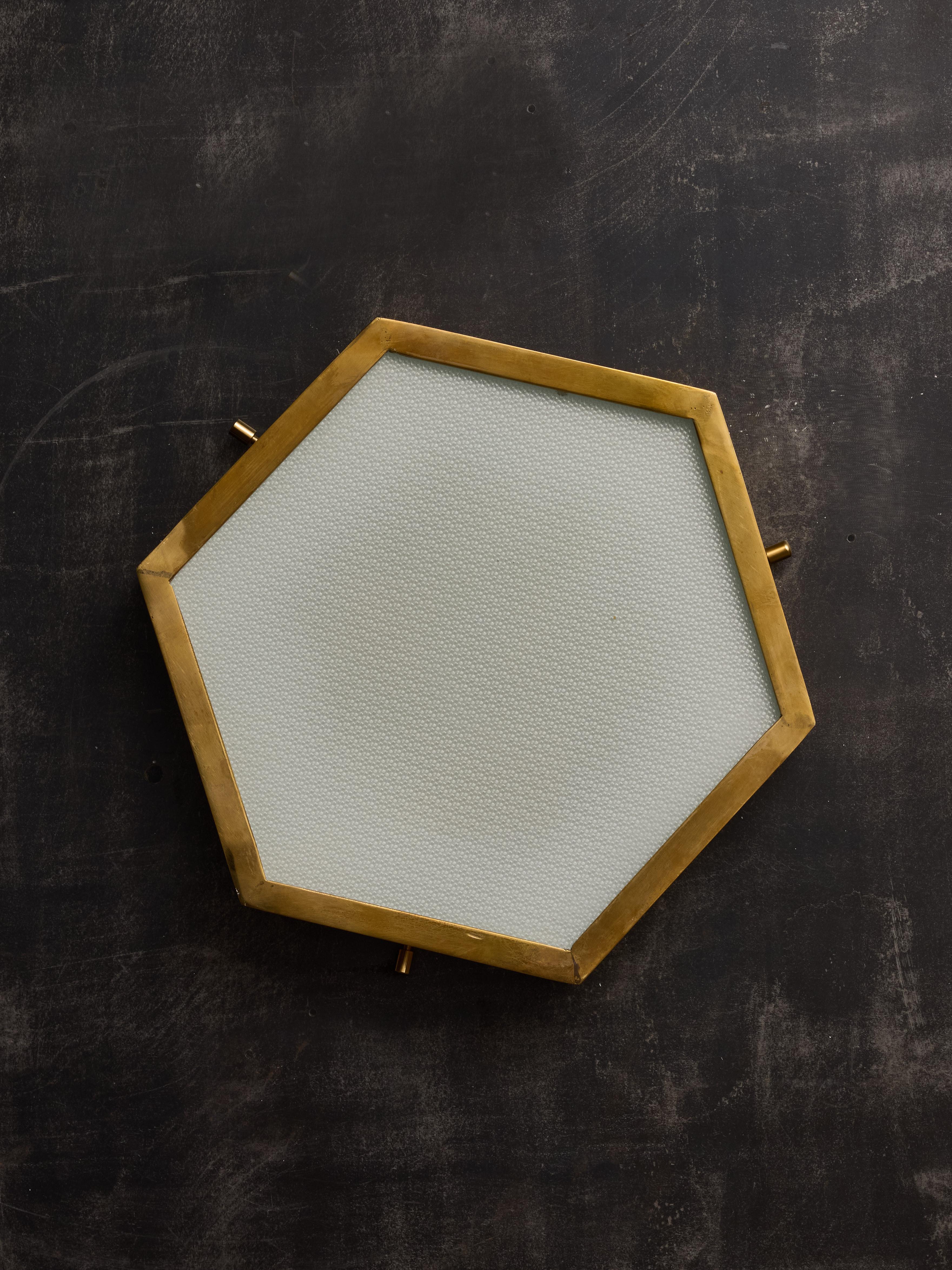 Ensemble de quatre appliques murales hexagonales en laiton et verre dépoli Bon état - En vente à Saint-Ouen, IDF