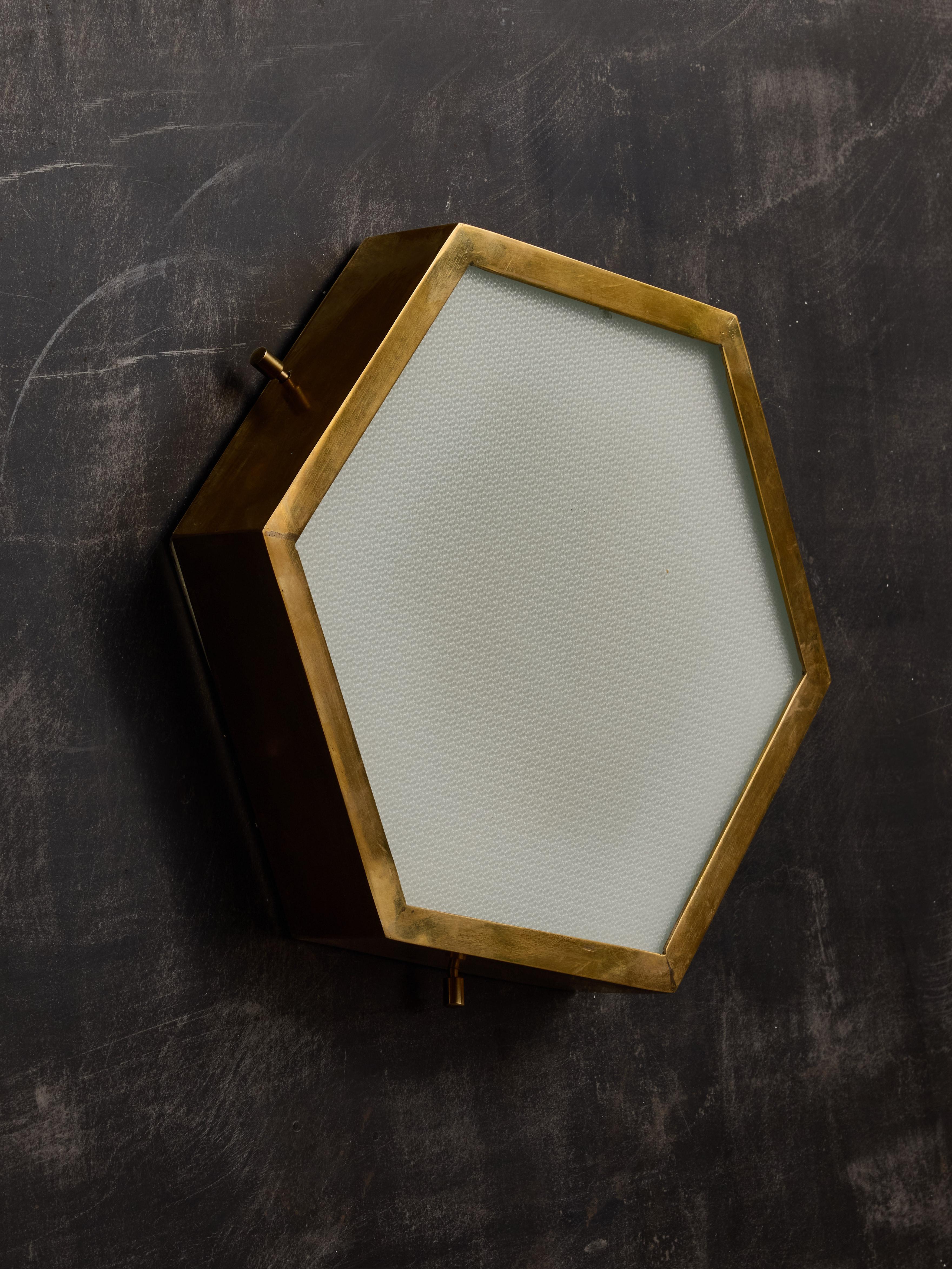 Fin du 20e siècle Ensemble de quatre appliques murales hexagonales en laiton et verre dépoli en vente