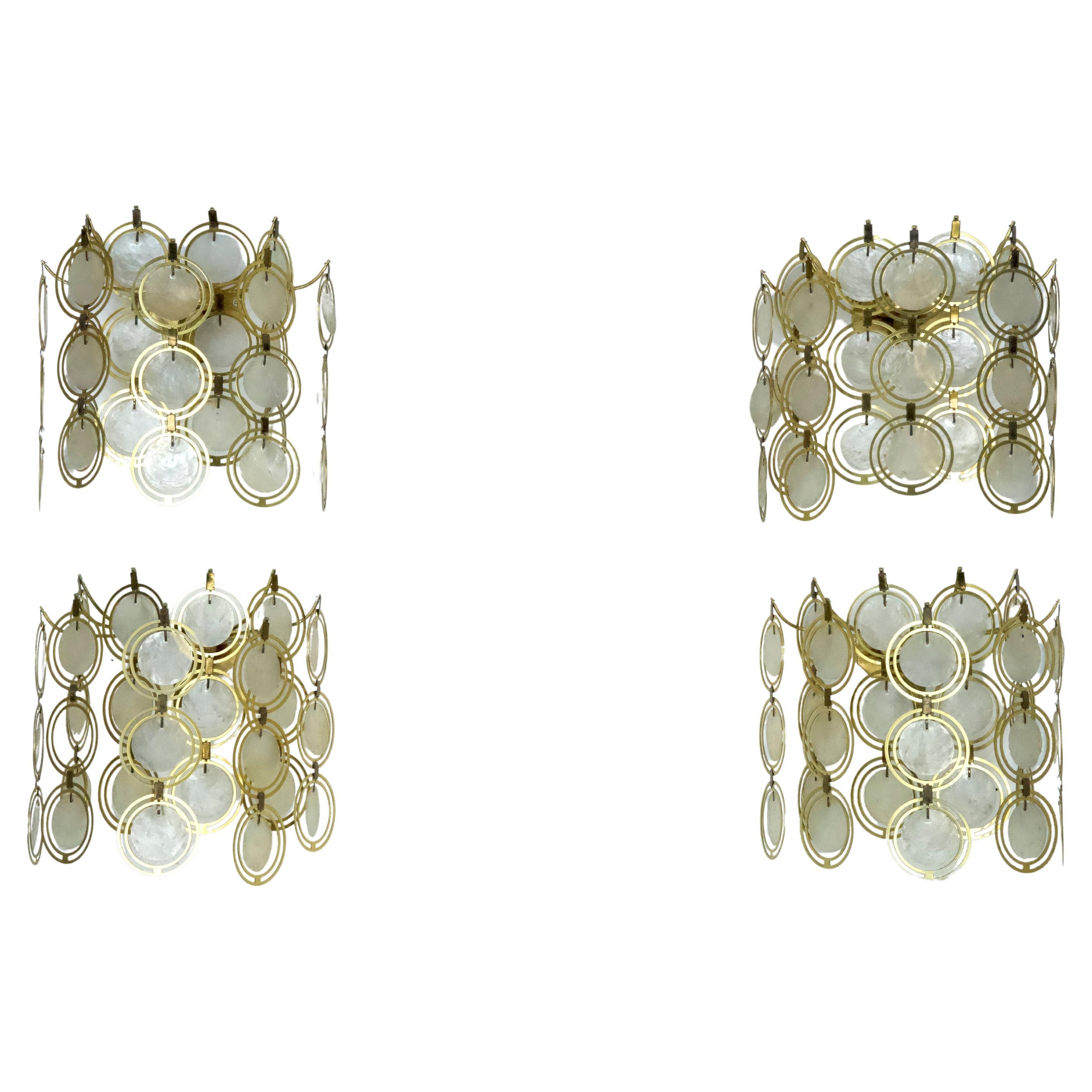 Set di quattro applique in ottone e madreperla in stile Verner Panton. Italia 1970