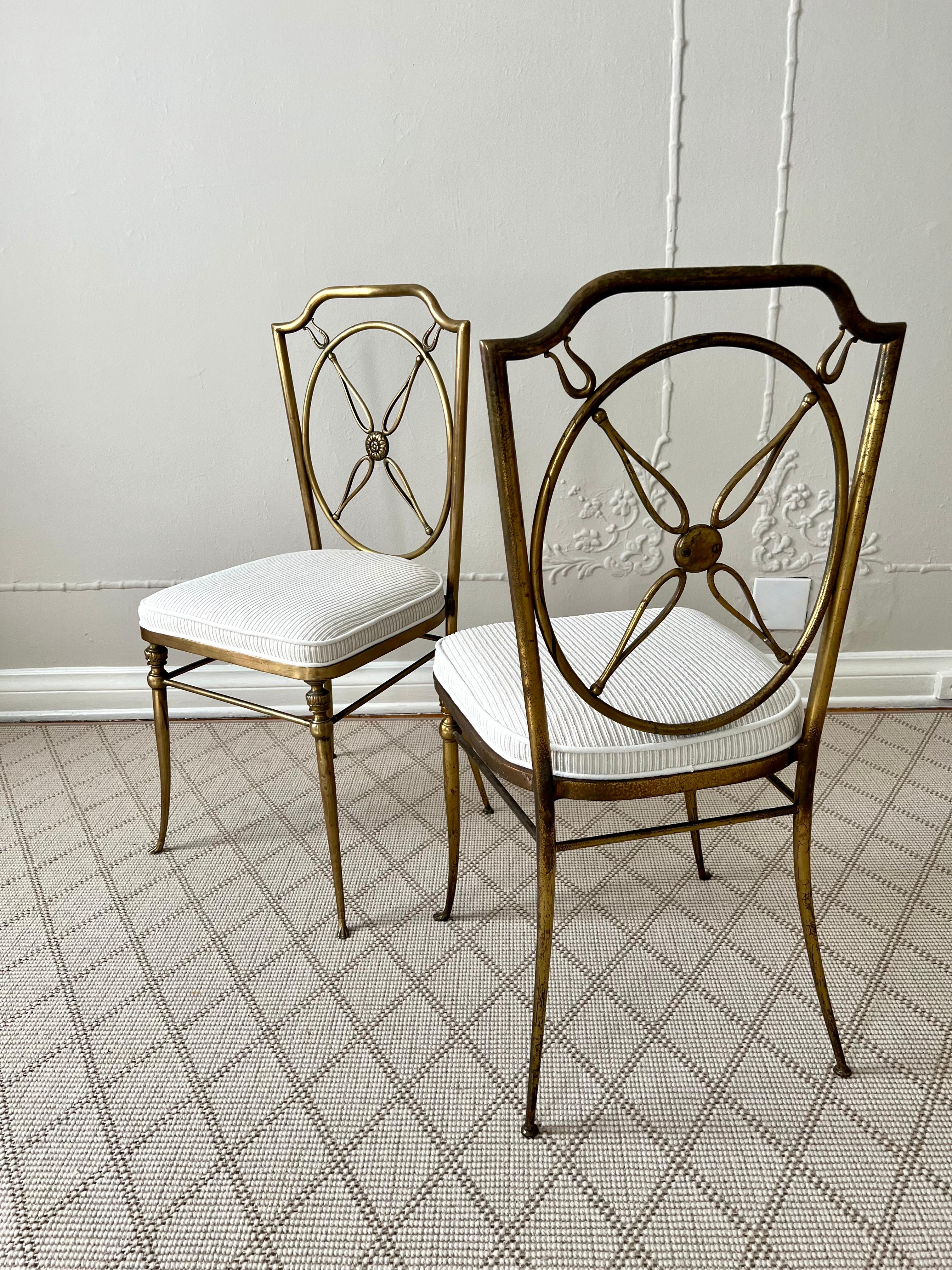 Ensemble de quatre chaises en laiton de style Gio Ponti avec dossier en forme de boussole en vente 3