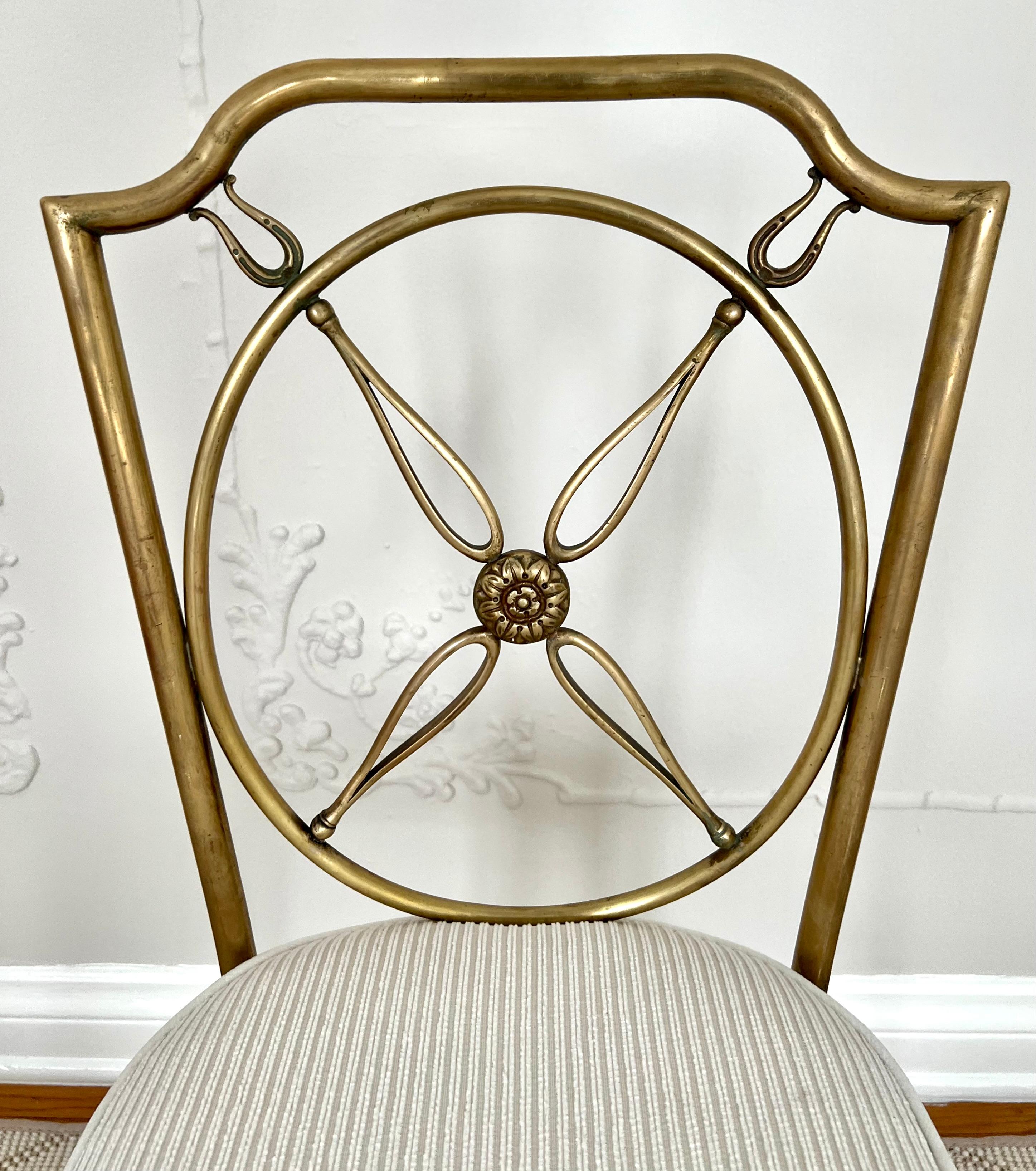 Ensemble de quatre chaises en laiton de style Gio Ponti avec dossier en forme de boussole en vente 9