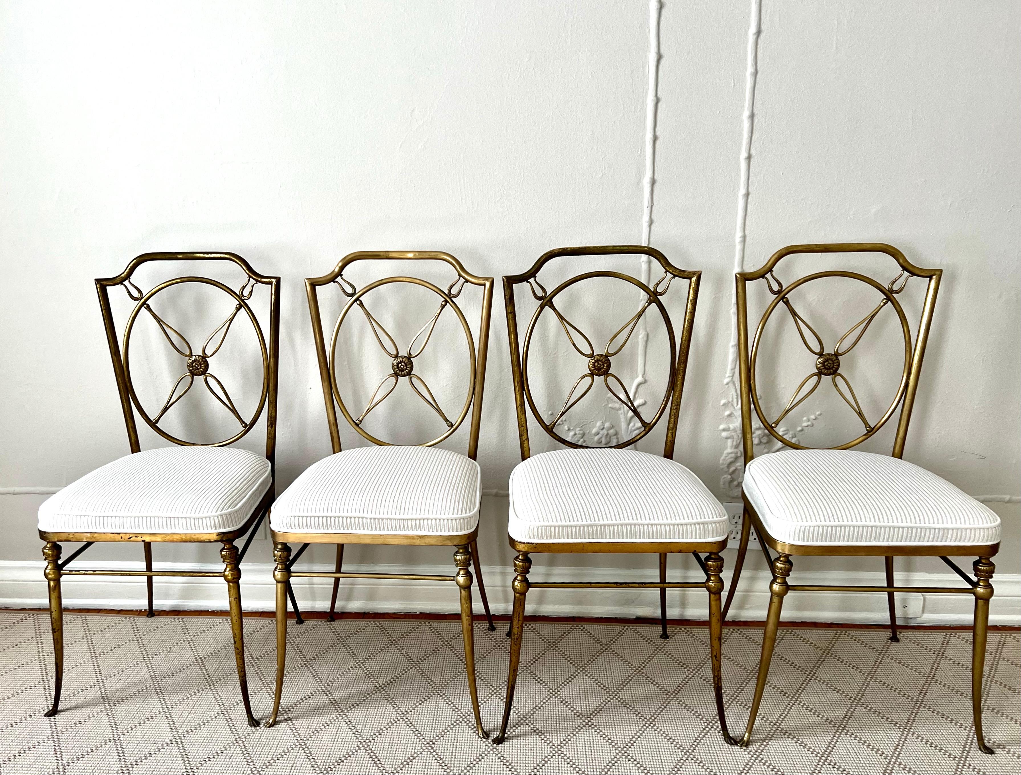 Mid-Century Modern Ensemble de quatre chaises en laiton de style Gio Ponti avec dossier en forme de boussole en vente