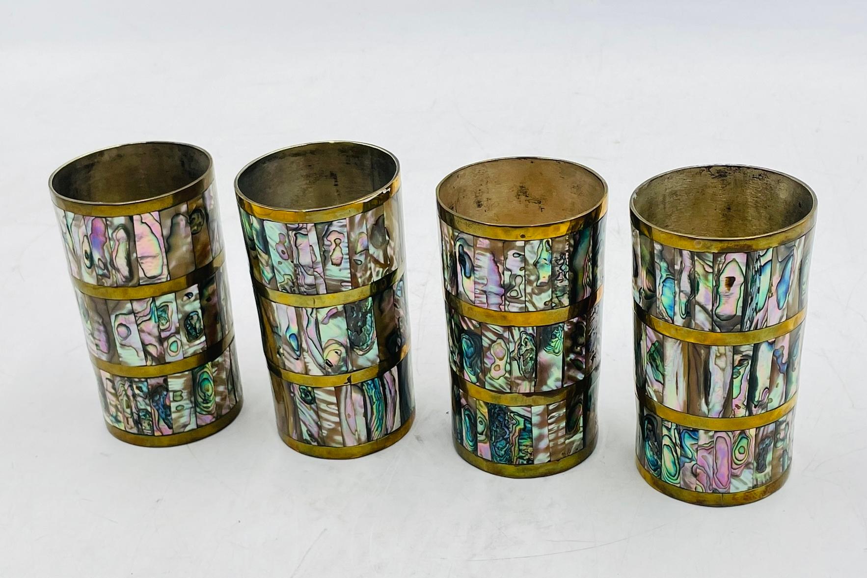 Ein auffälliger Satz von vier Vintage-Bechern von Villa, Taxco, aus Messing, innen versilbert und außen mit schimmernder Abalone-Muschel eingelegt. Jede zylindrische Tasse ist mit drei horizontalen Bändern aus Abalone-Mosaik verziert, die von