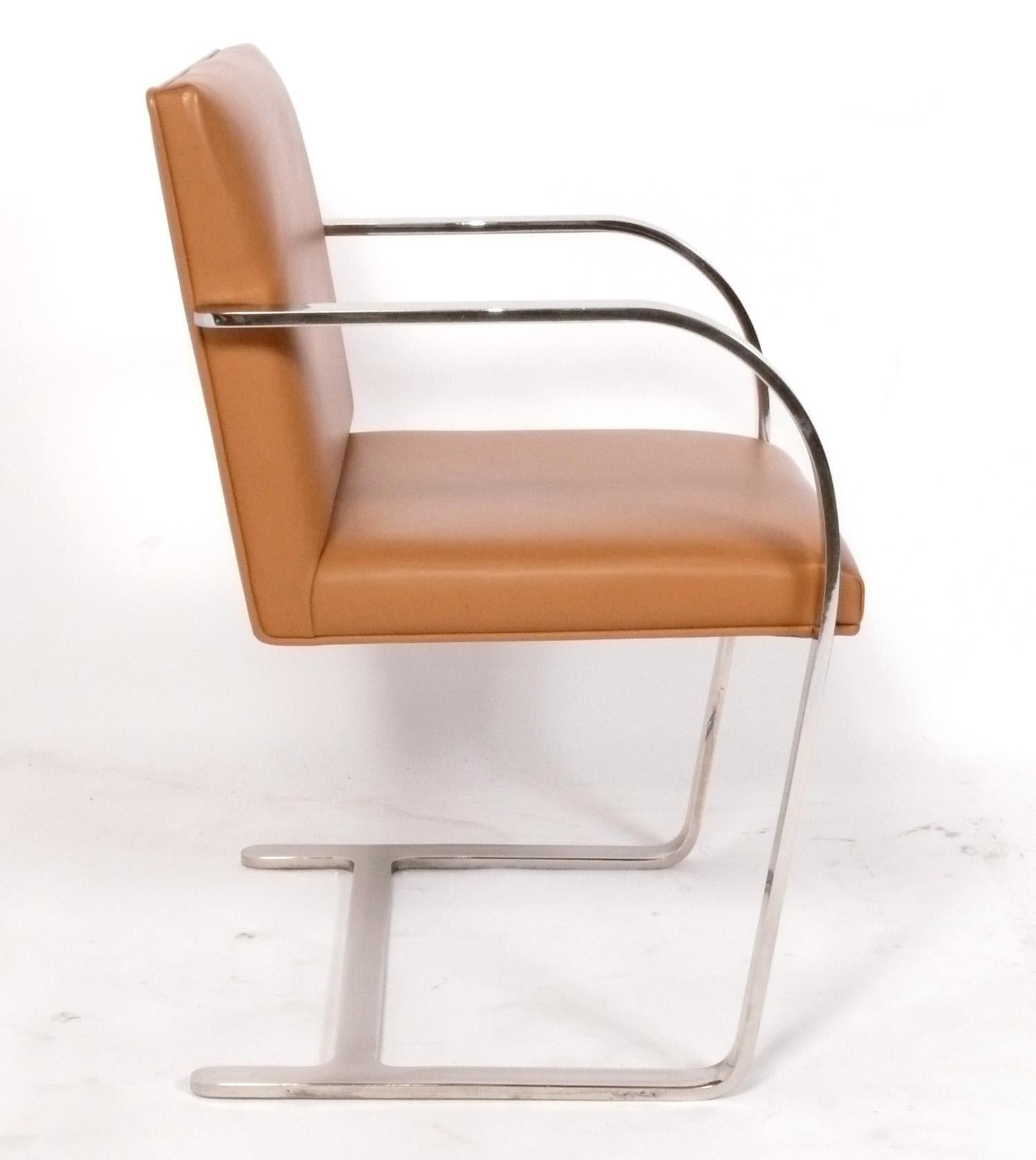 Ensemble de quatre chaises de salle à manger en chrome CIRCA d'après Mies van der Rohe, américain, vers les années 1970. Ces chaises sont actuellement en train d'être retapissées et peuvent être complétées dans votre tissu. Le prix indiqué