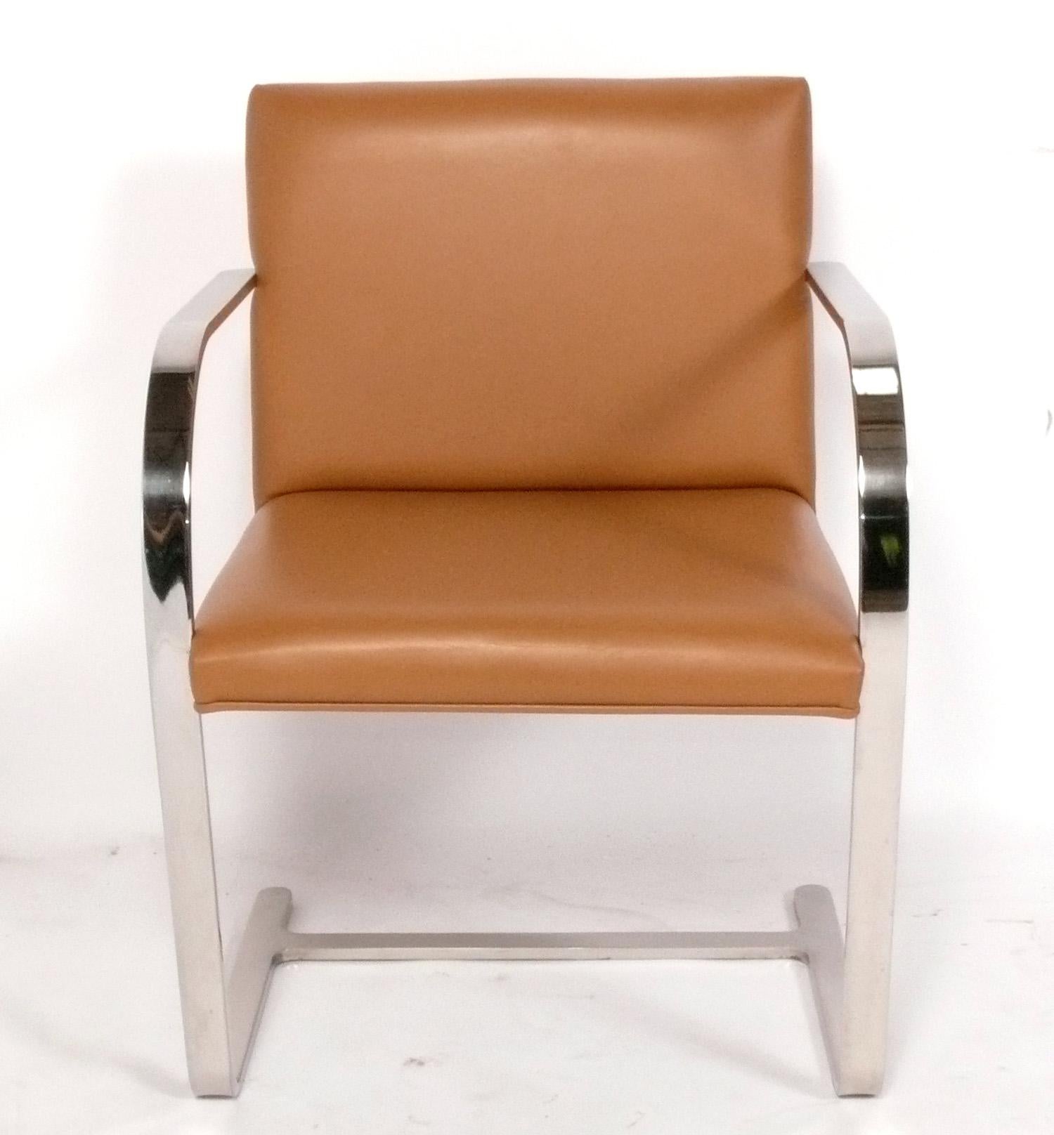 Mid-Century Modern Ensemble de quatre chaises à manger chromées Brno d'après Mies van der Rohe en vente