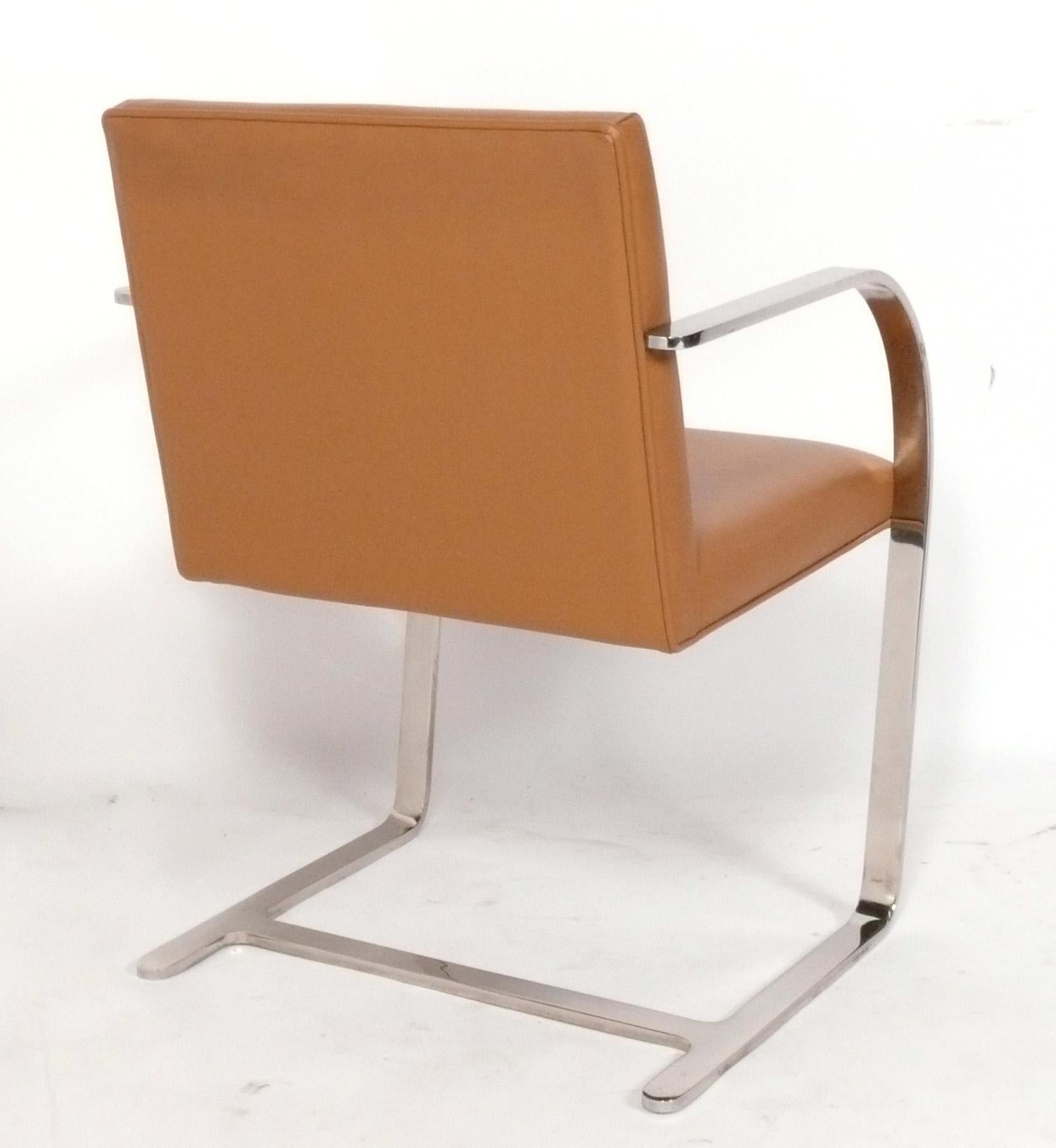 Américain Ensemble de quatre chaises à manger chromées Brno d'après Mies van der Rohe en vente