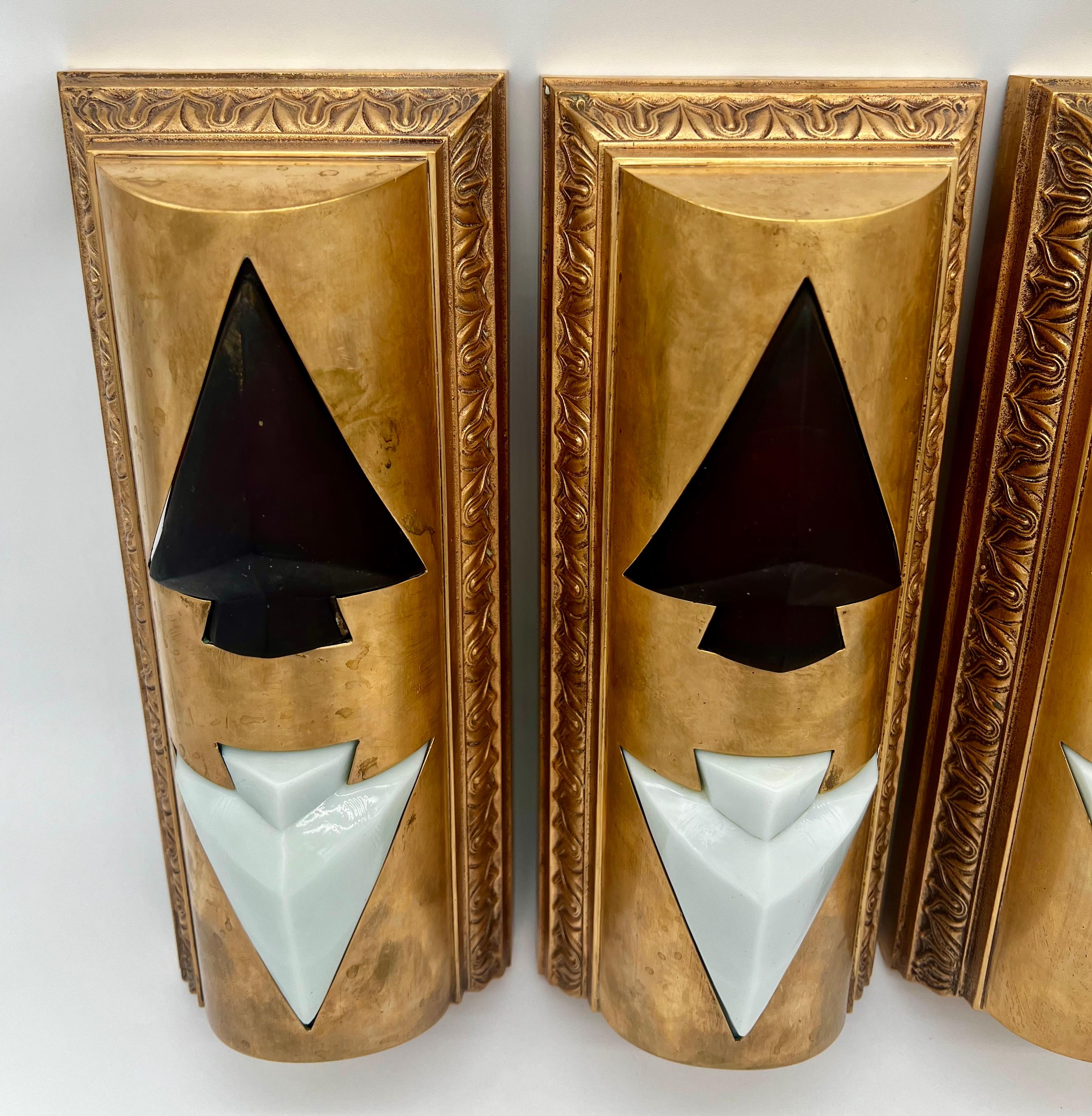 Ensemble de quatre voyants d'ascenseur en bronze de style Art déco.  De forme rectangulaire, il est orné d'une moulure en forme d'anthemion. Boîtier frontal bombé avec couvercles lumineux en verre rouge et blanc.  Bon état général.  Usure appropriée