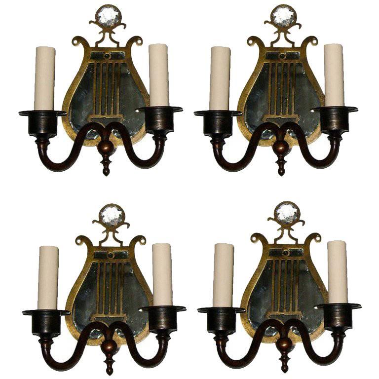 Set di quattro lampade neoclassiche a lira in bronzo. Venduto al paio
