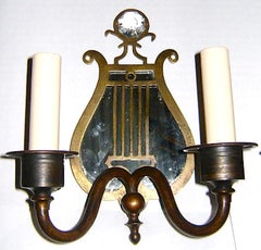 Ensemble de quatre appliques néoclassiques à lyre en bronze. Vendu par paire