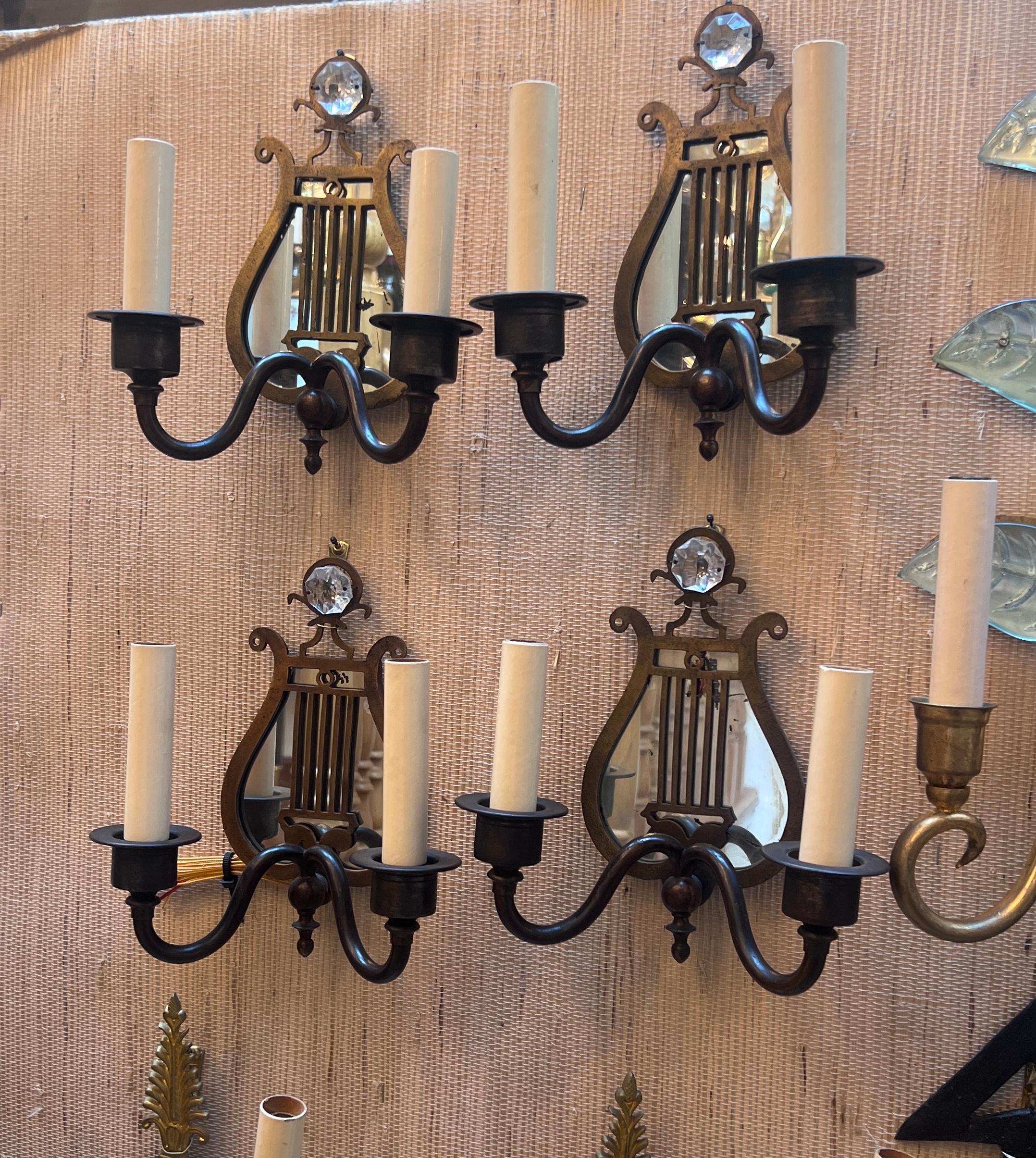 Juego de cuatro candelabros neoclásicos de lira de bronce. Se vende por par Bronce en venta