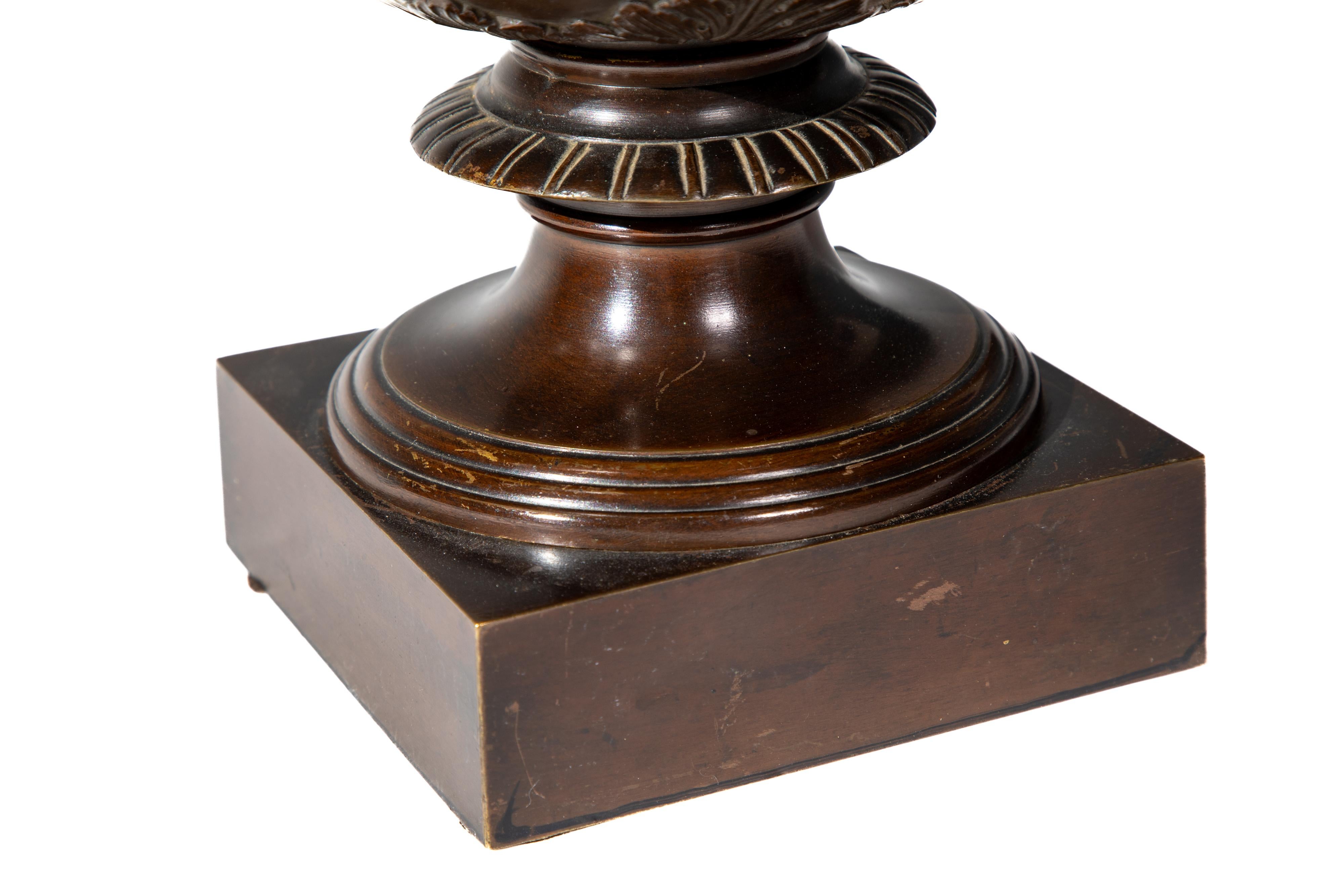 Set von vier Bronzeurnen „Warwick“ aus Bronze (Neoklassisch) im Angebot