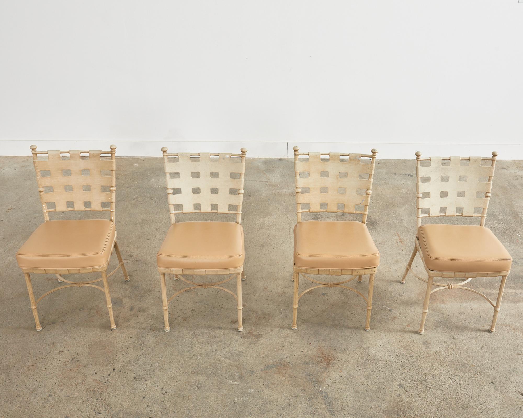 Néoclassique Ensemble de quatre chaises de salle à manger de jardin de style néoclassique Jordan brune en vente