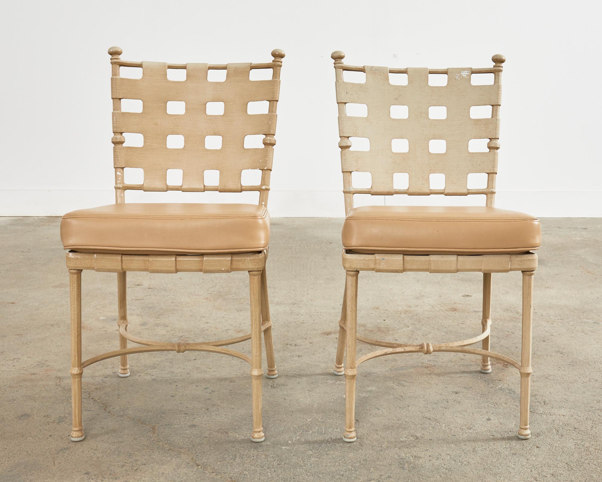 Américain Ensemble de quatre chaises de salle à manger de jardin de style néoclassique Jordan brune en vente