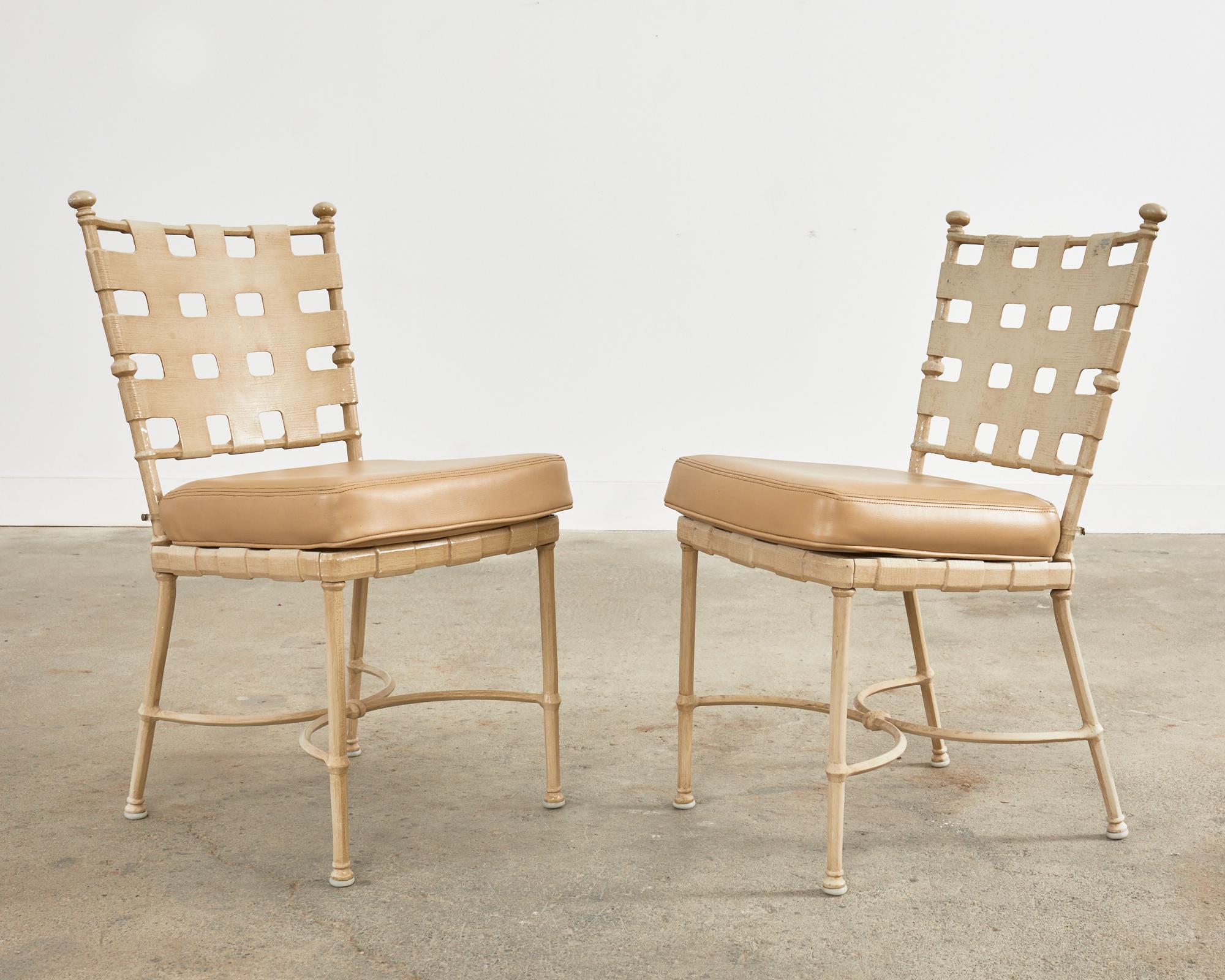 Ensemble de quatre chaises de salle à manger de jardin de style néoclassique Jordan brune Bon état - En vente à Rio Vista, CA