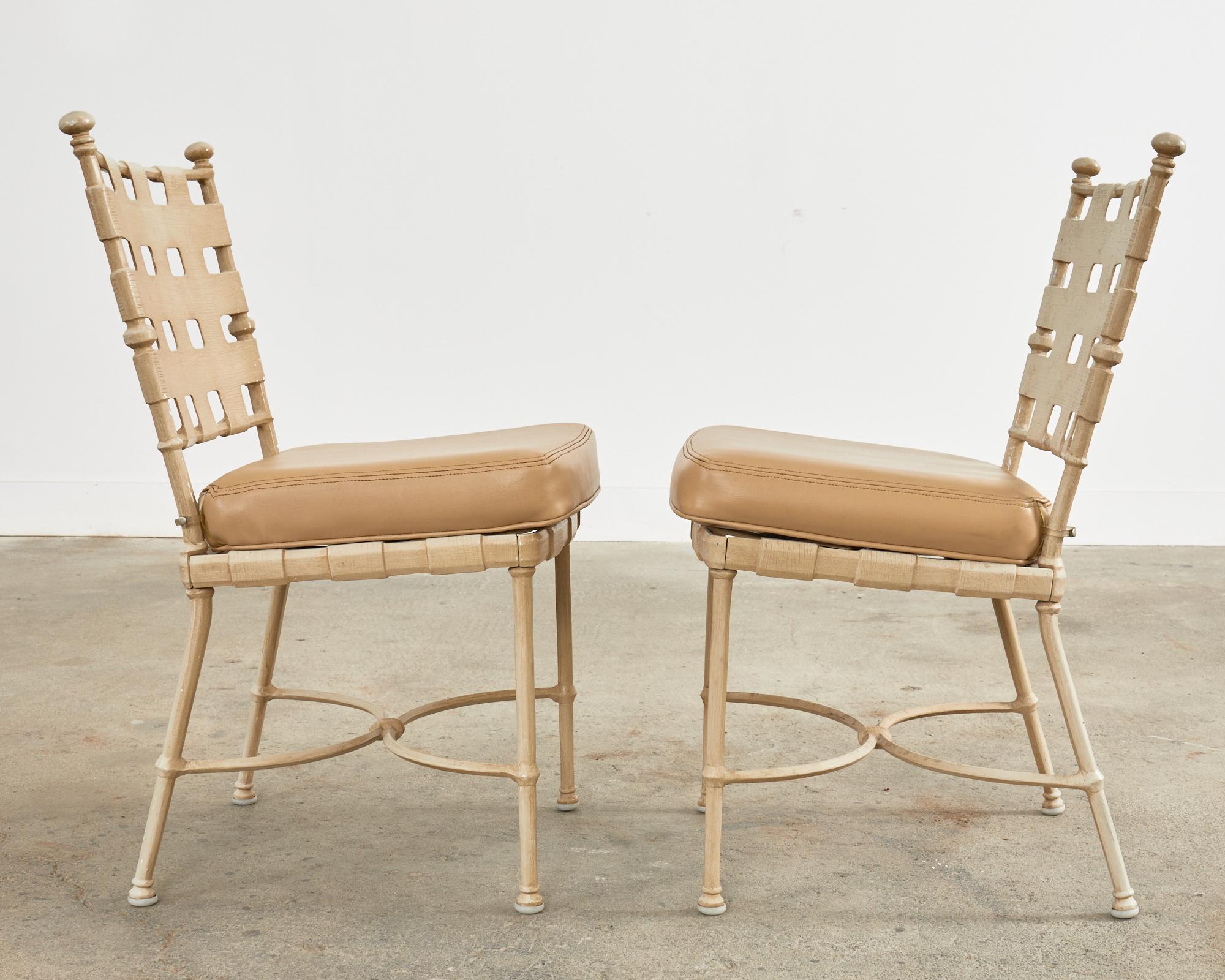 20ième siècle Ensemble de quatre chaises de salle à manger de jardin de style néoclassique Jordan brune en vente
