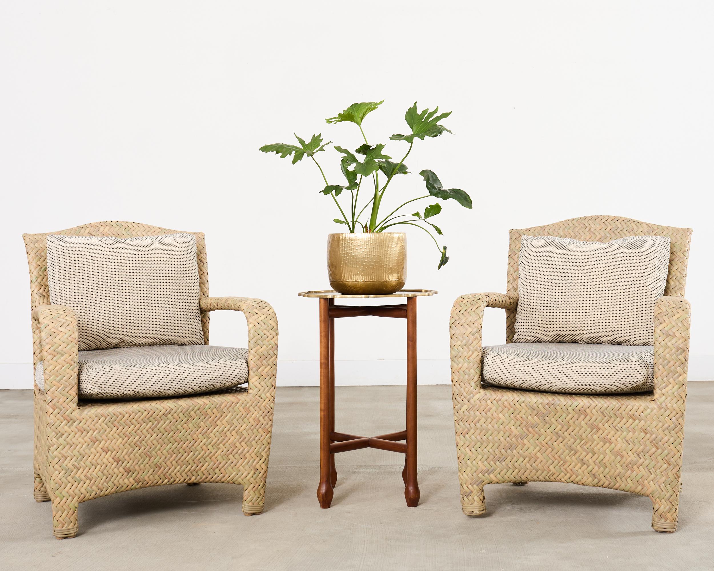 Ensemble classique de quatre fauteuils de salle à manger pour patio et jardin, conçu par Brown Jordan. Les fauteuils de salle à manger Havana sont dotés d'une structure en aluminium recouverte de résine synthétique tressée en faux rotin. L'osier a