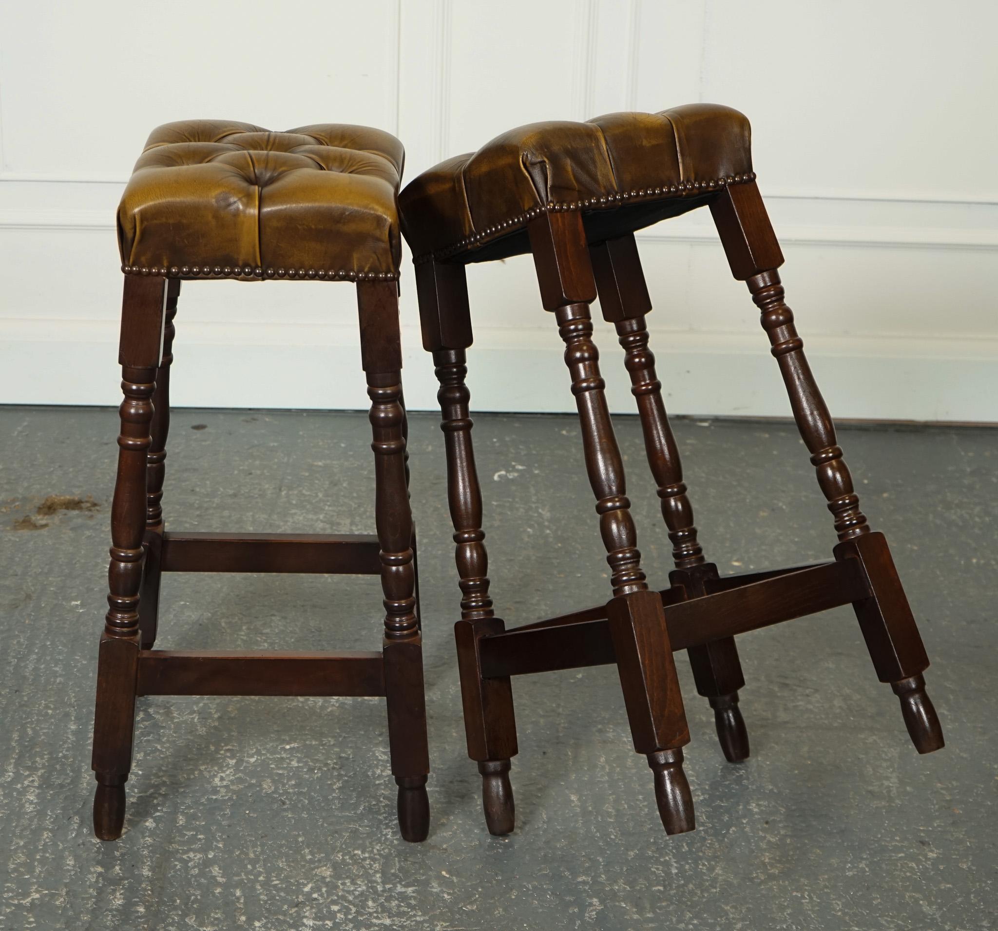 SET OF FOUR BROWN LEATHER CHESTERFiELD BAR STOOLS J1 2