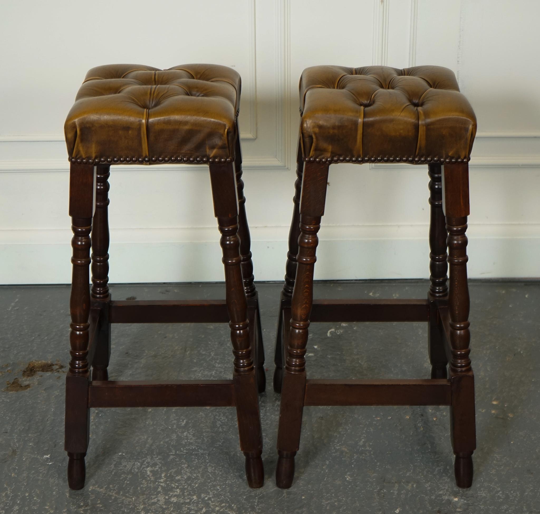 SET OF FOUR BROWN LEATHER CHESTERFiELD BAR STOOLS J1 3