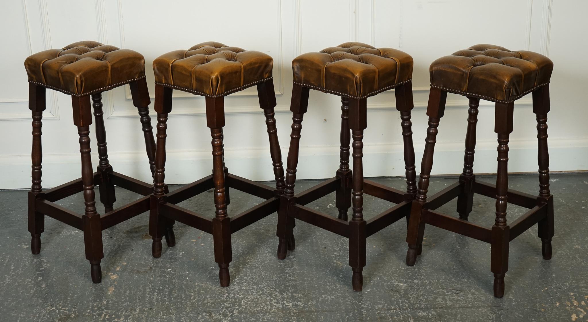 Chesterfield SET OF FOUR BROWN LEATHER CHESTERFiELD BAR STOOLS J1