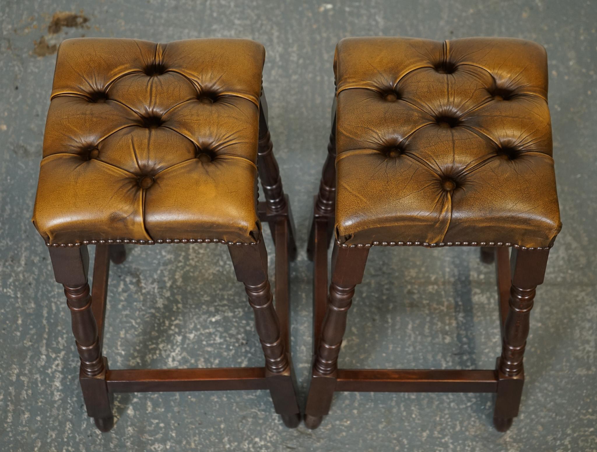 SET OF FOUR BROWN LEATHER CHESTERFiELD BAR STOOLS J1 1