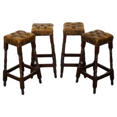 SET OF FOUR BROWN LEATHER CHESTERFiELD BAR STOOLS J1